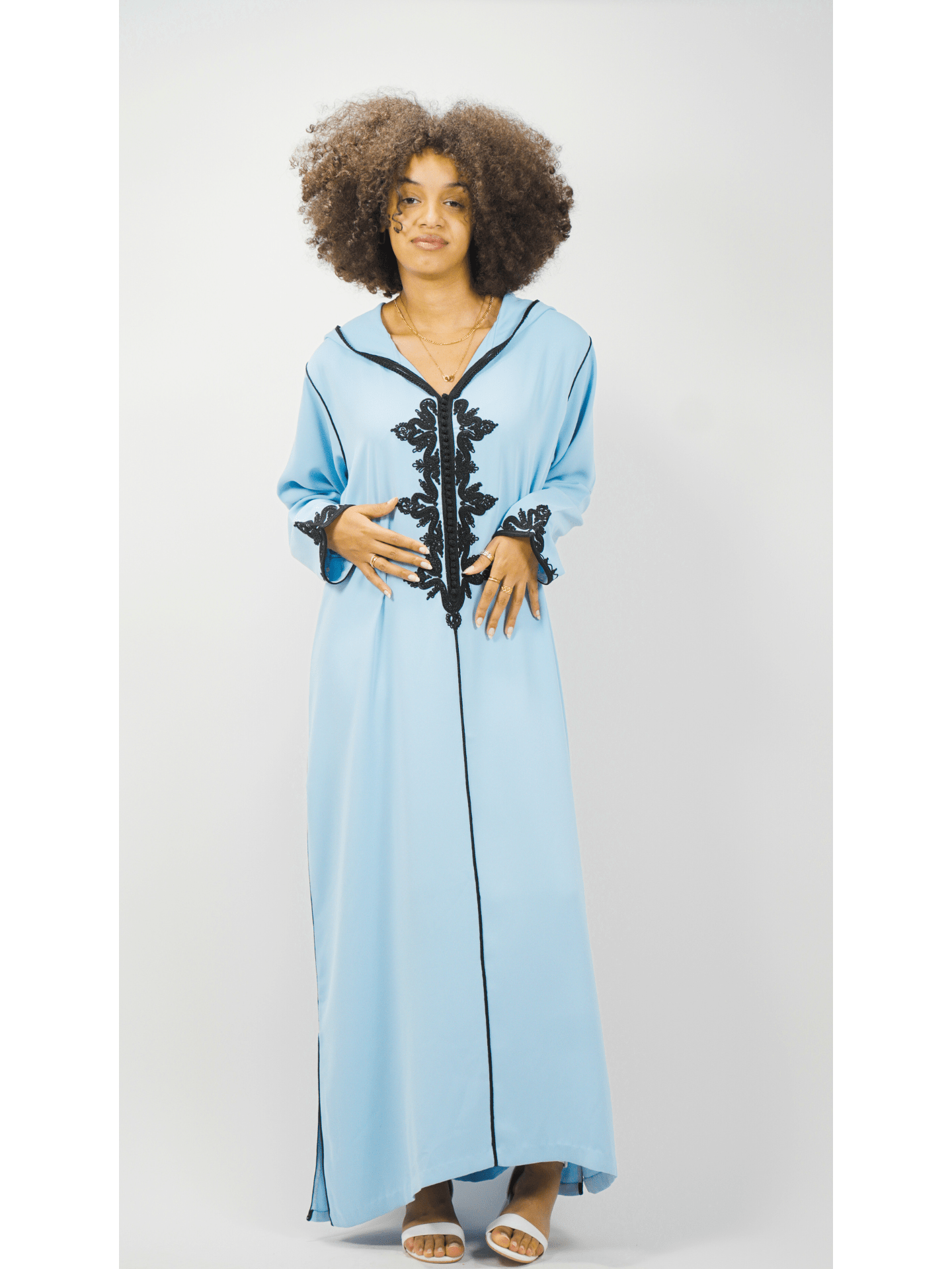 Robe orientale avec capuche broderie noire – coupe fluide et matière agréable à porter
