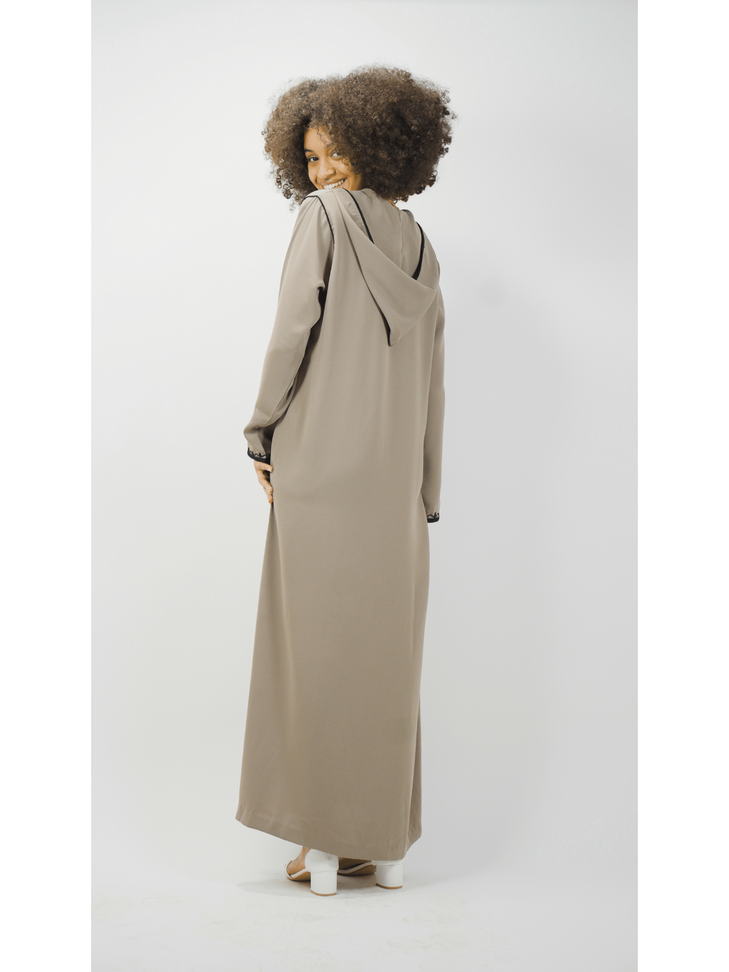 Robe orientale avec capuche broderie noire