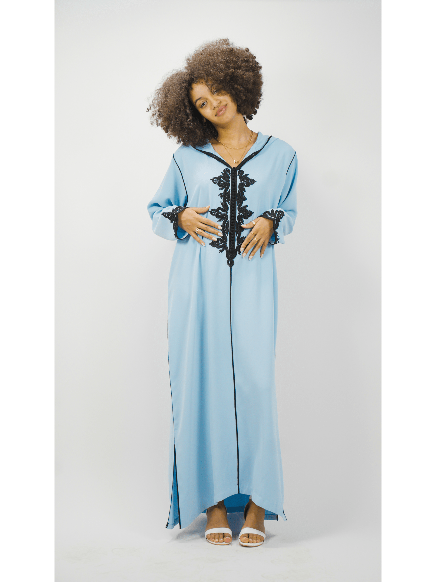 Robe orientale avec capuche broderie noire