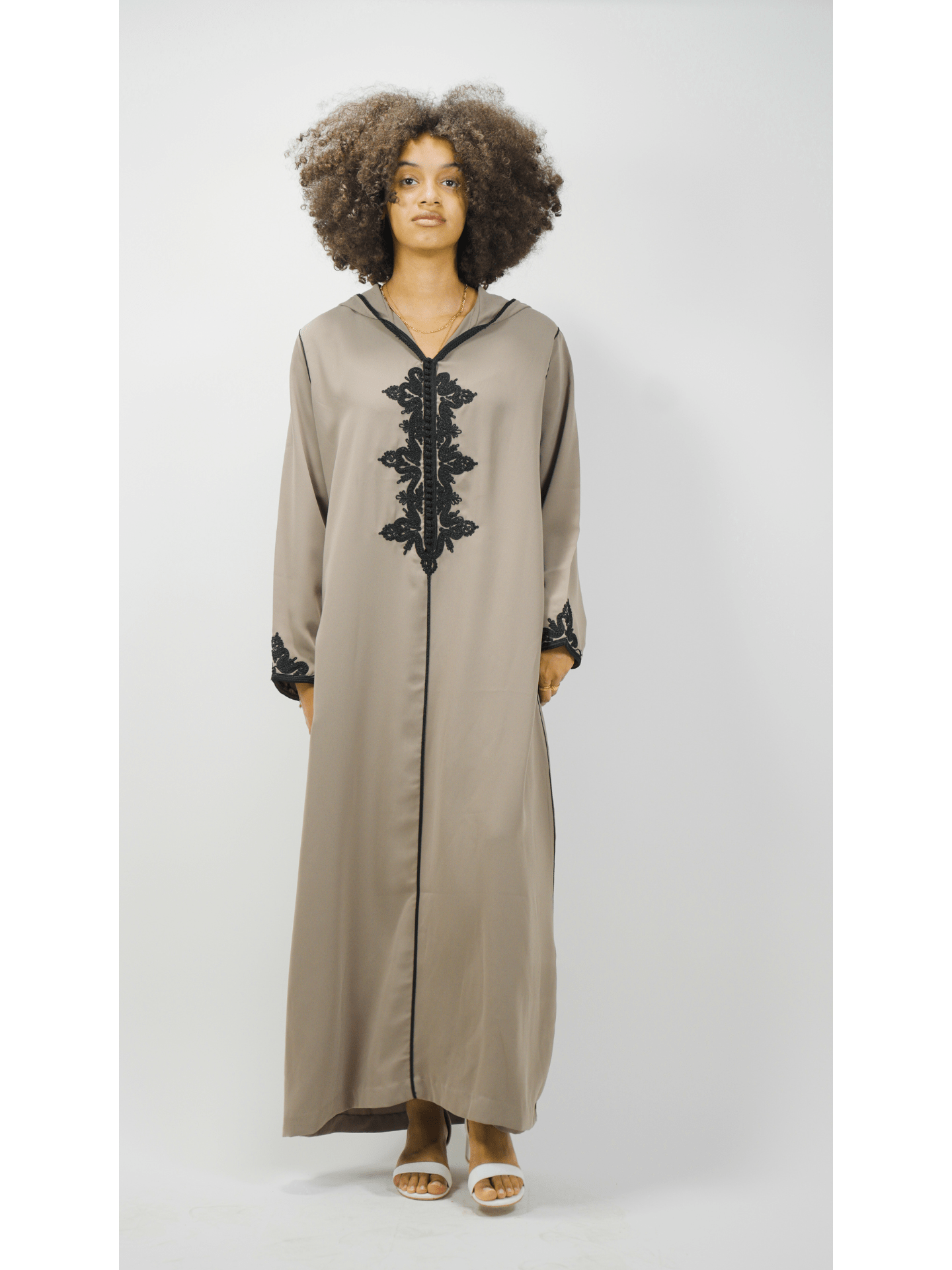 Robe orientale avec capuche broderie noire