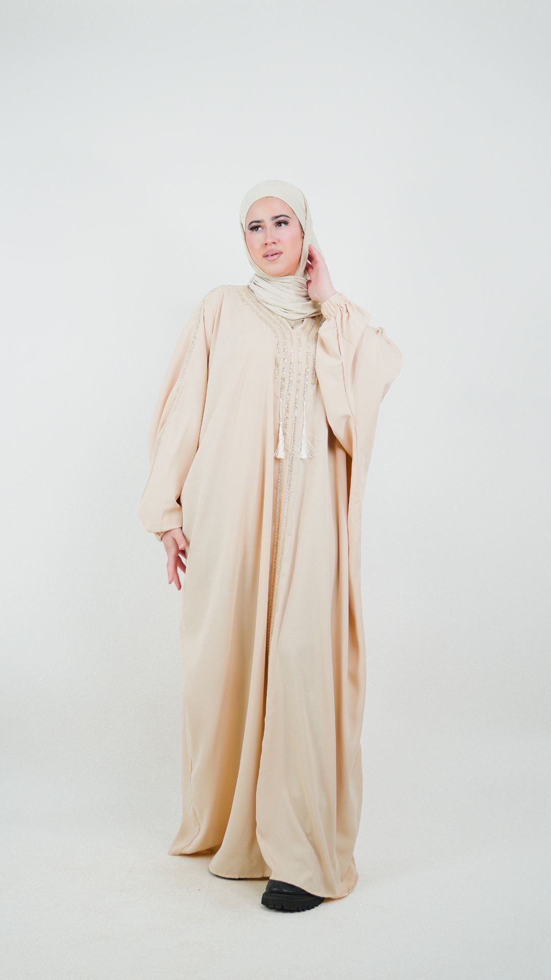 Robe ample avec perles argentés – habit moderne respectant les codes de la pudeur