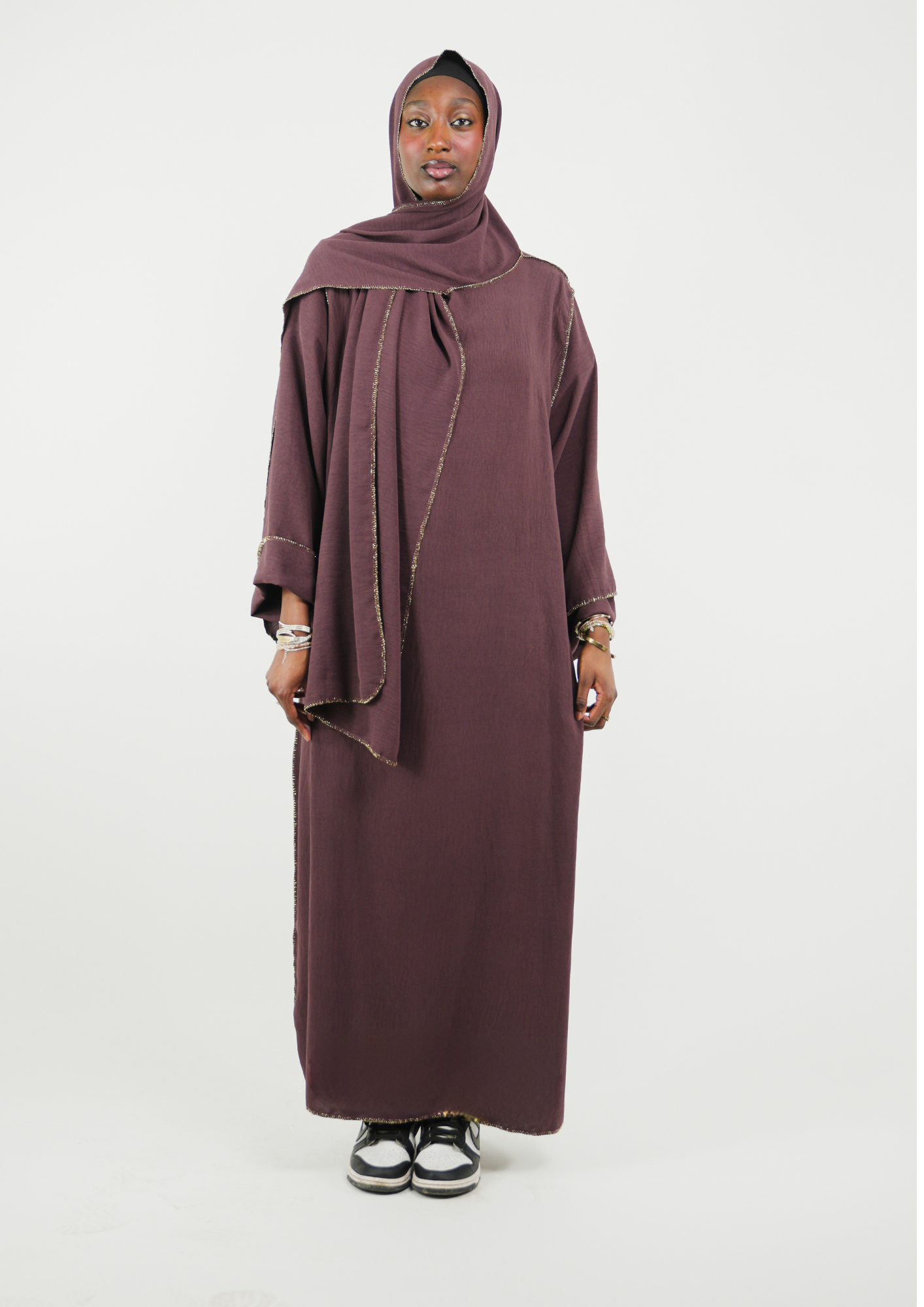 Abaya voile intégré avec détails en "or"