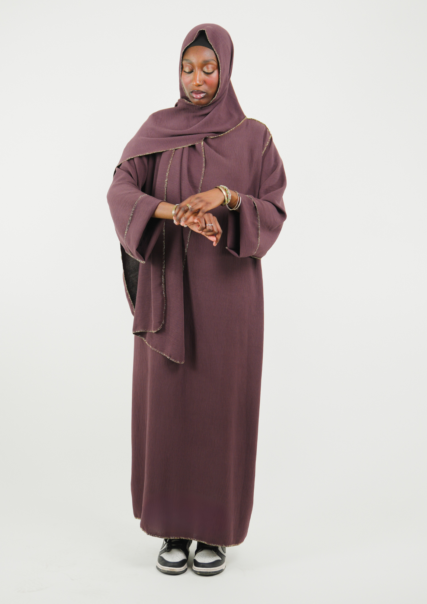 Abaya voile intégré avec détails en "or"