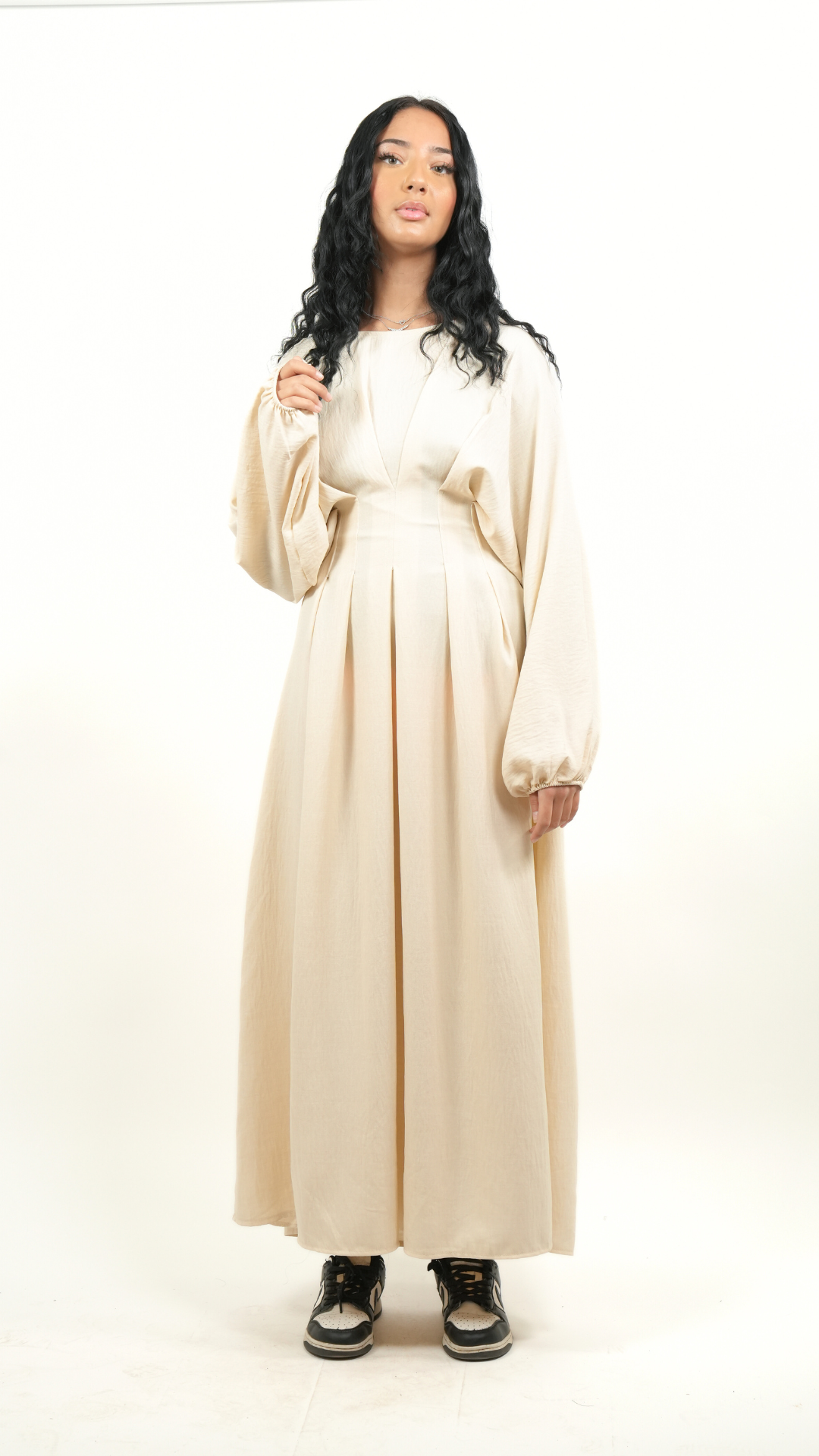 Robe cintrée Nawarya – confection soignée pour un rendu élégant