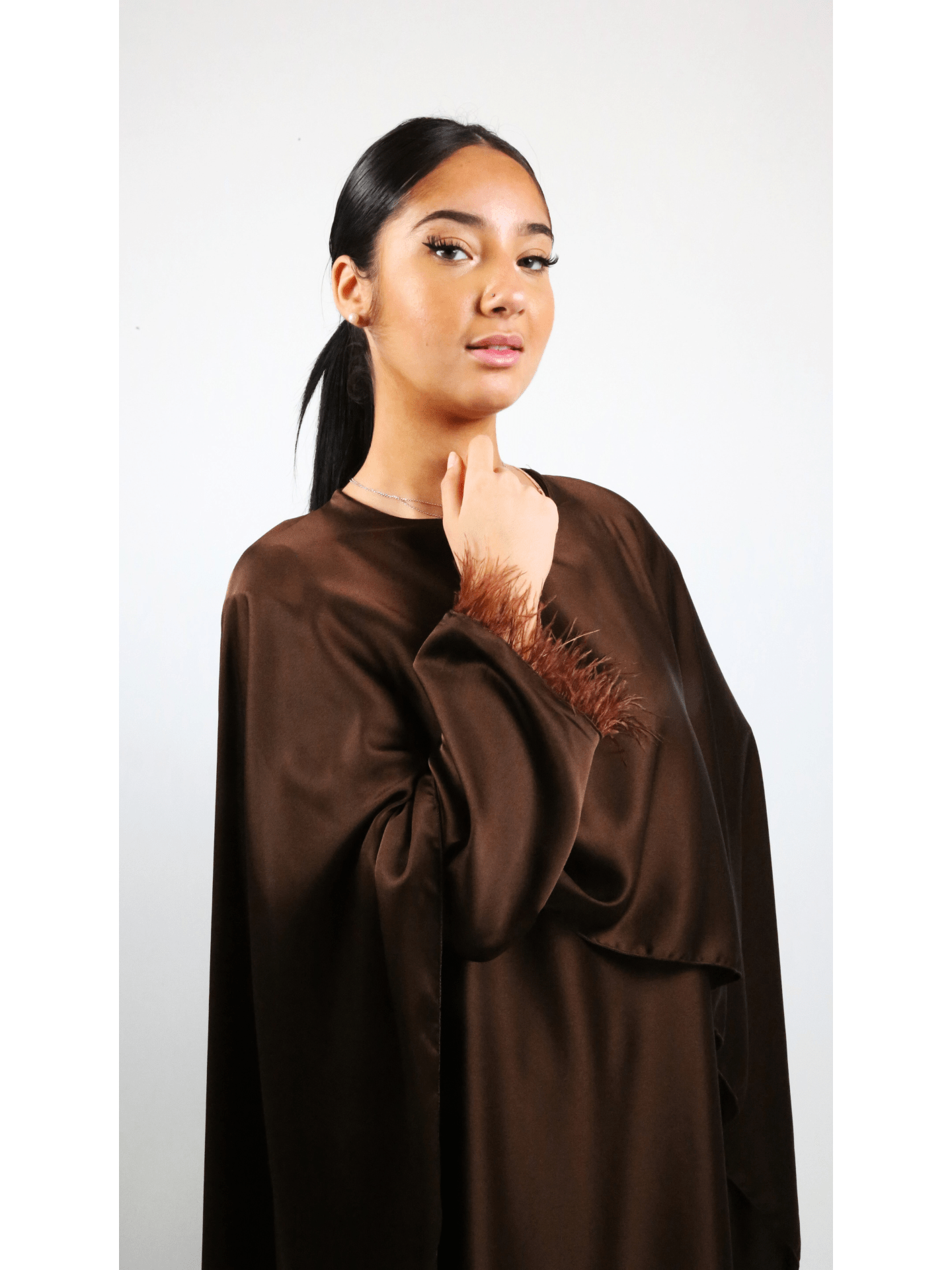 Robe cape et plume