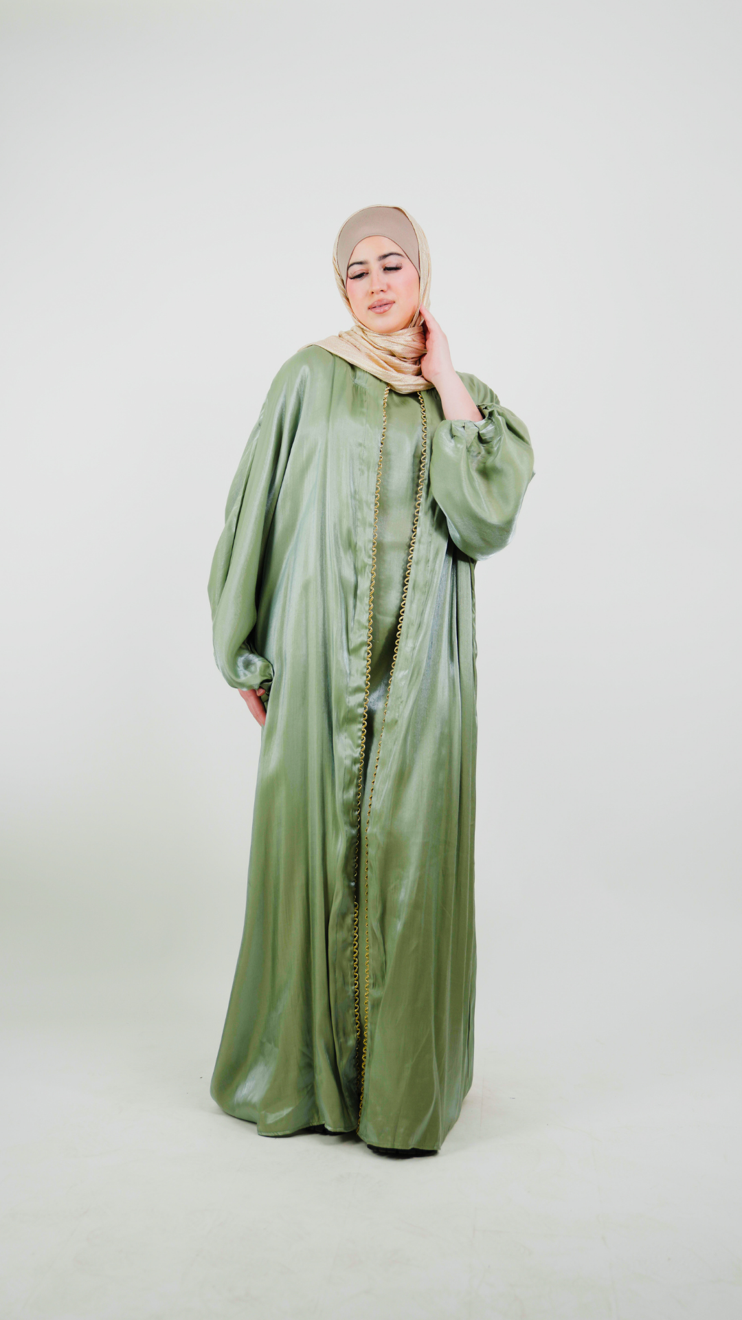 Ensemble irisé kimono avec sous abaya – habit moderne respectant les codes de la pudeur