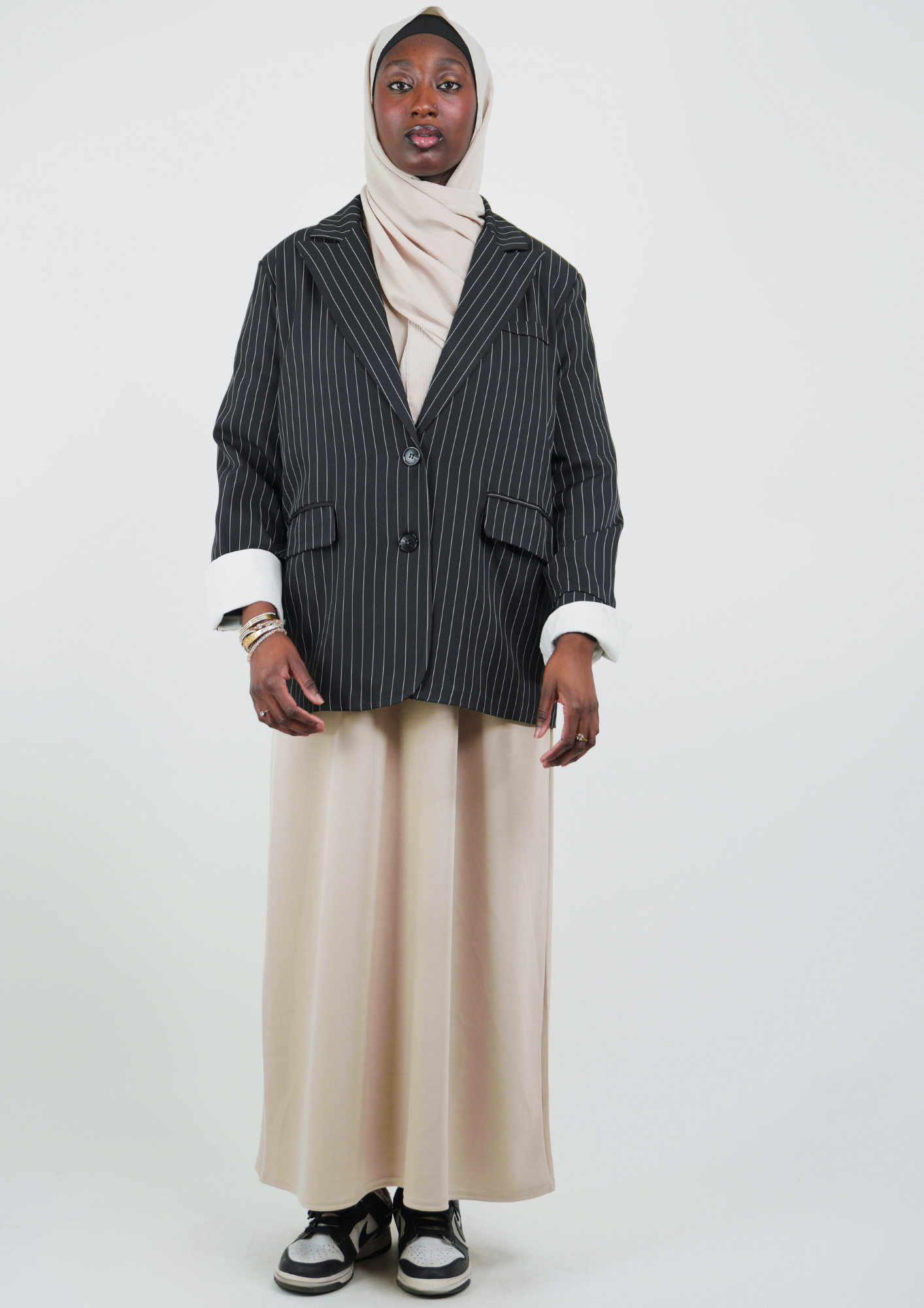 Veste oversize à rayures fines avec manches retroussées blanches