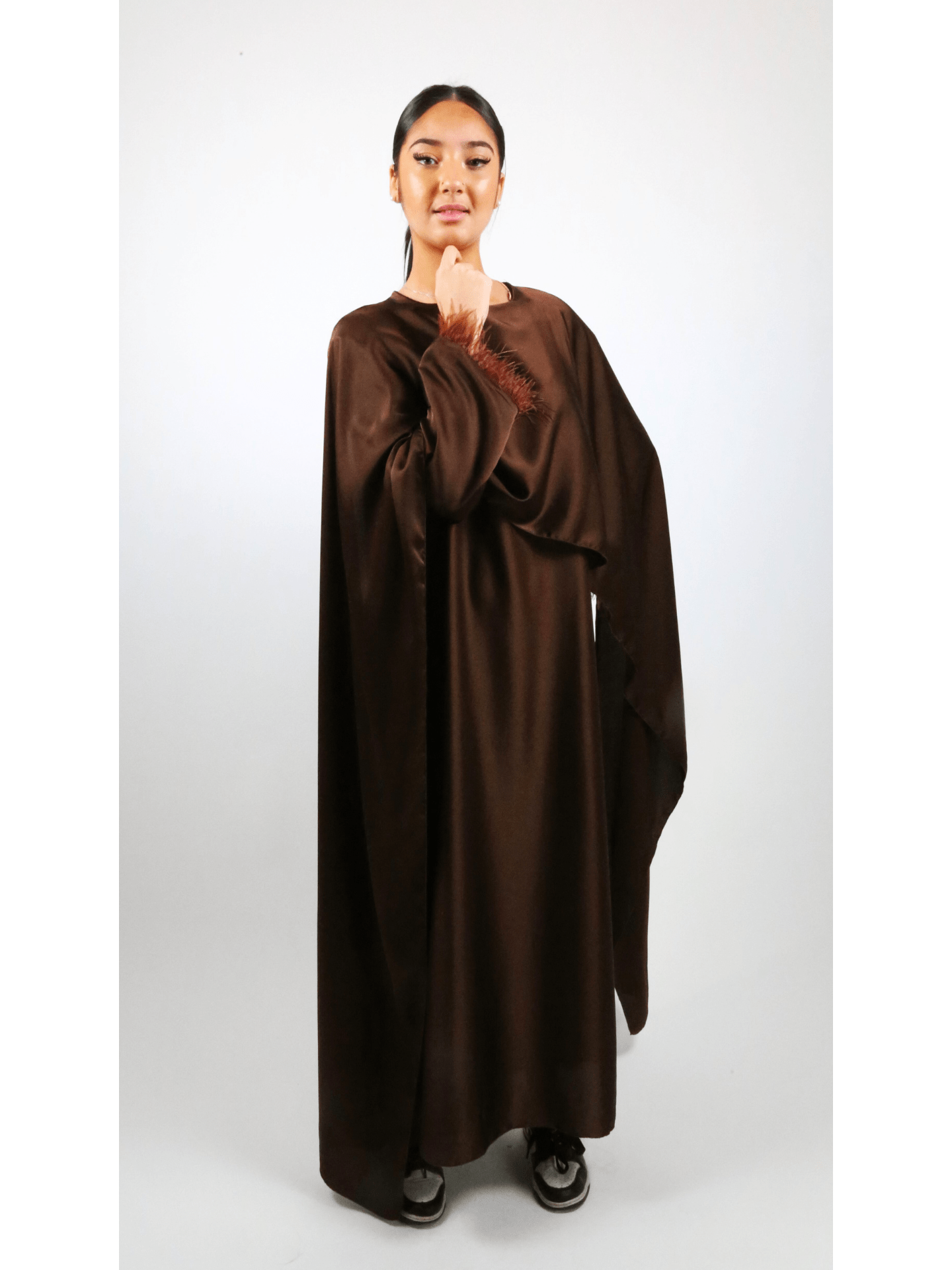 Robe cape et plume – habit moderne respectant les codes de la pudeur