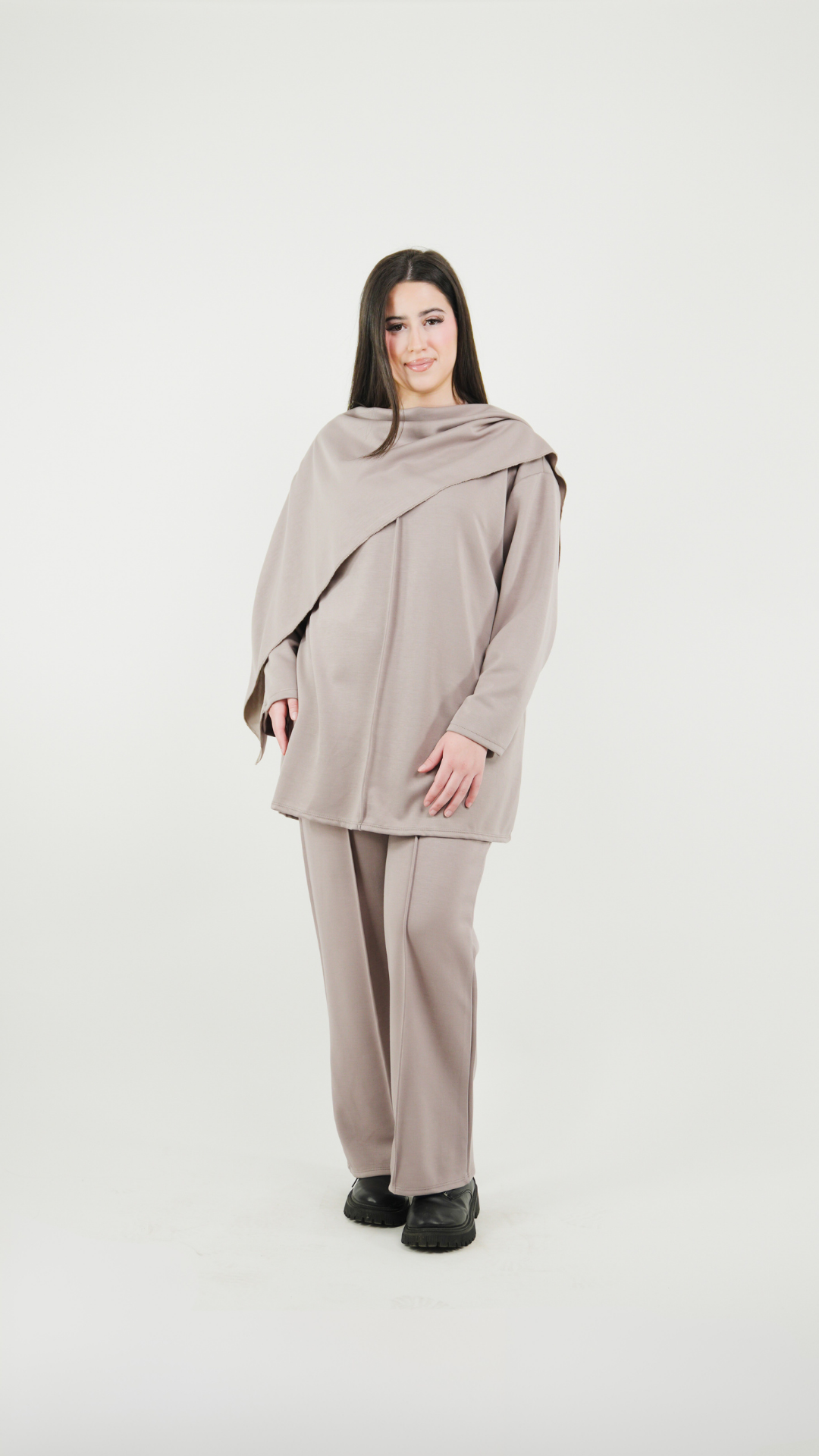 Ensemble pantalon avec pull cape – produit proposé sur Souk Dubaï
