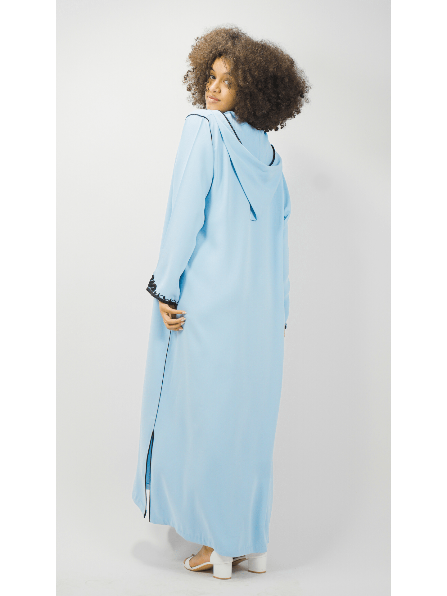 Robe orientale avec capuche broderie noire