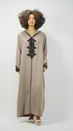 Robe orientale avec capuche broderie noire