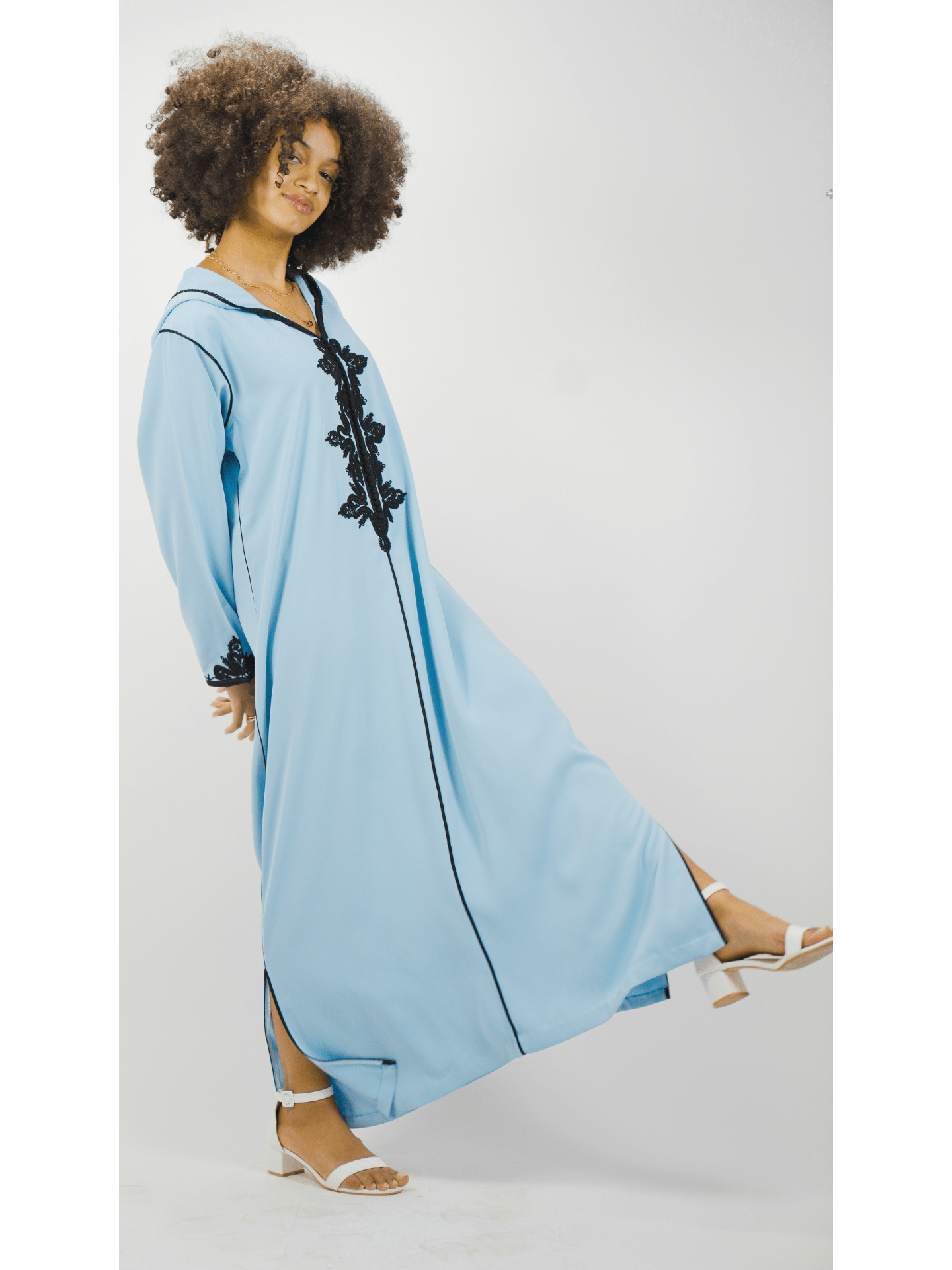 Robe orientale avec capuche broderie noire