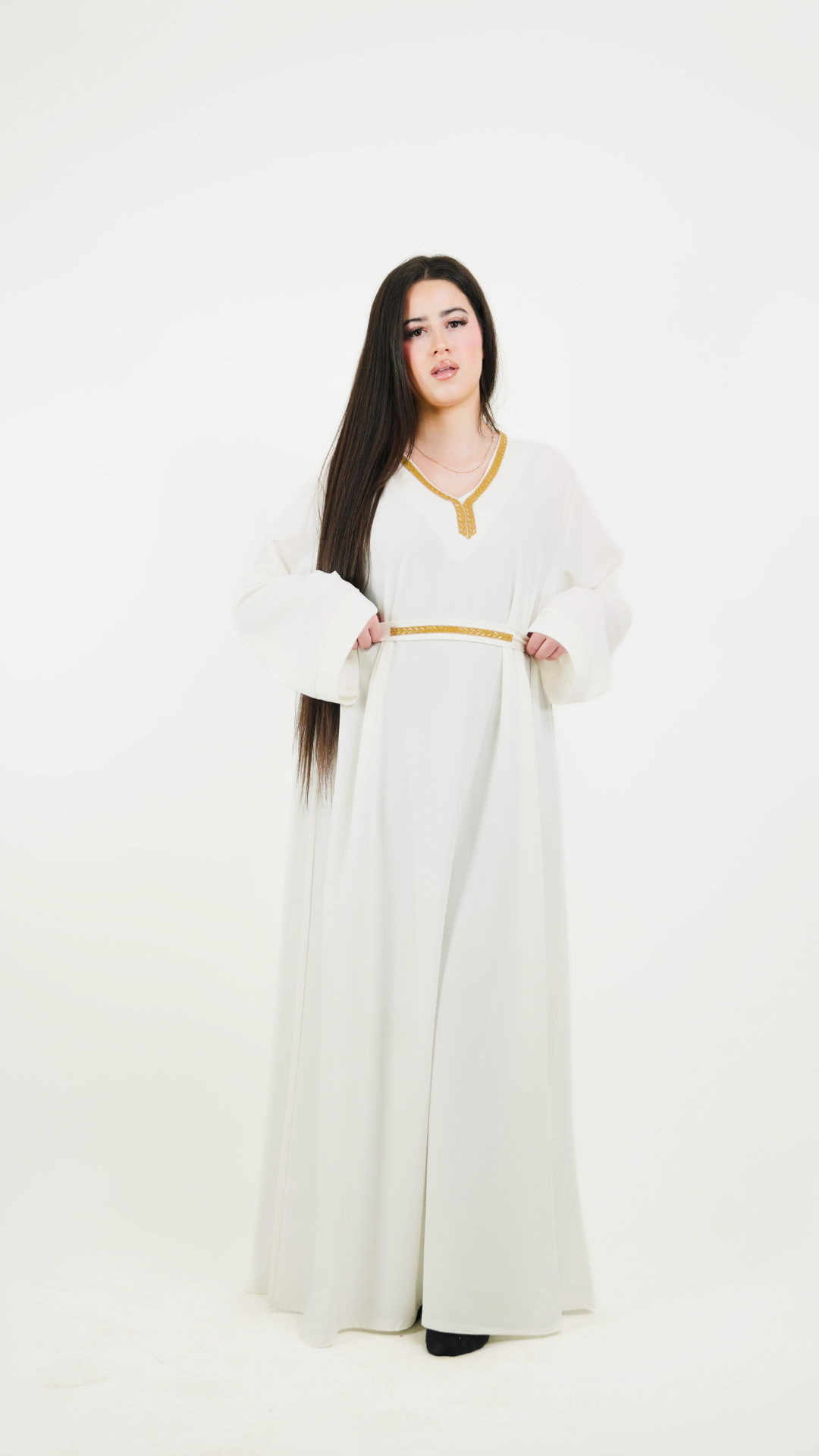 Robe longue col V et ceinture en perles