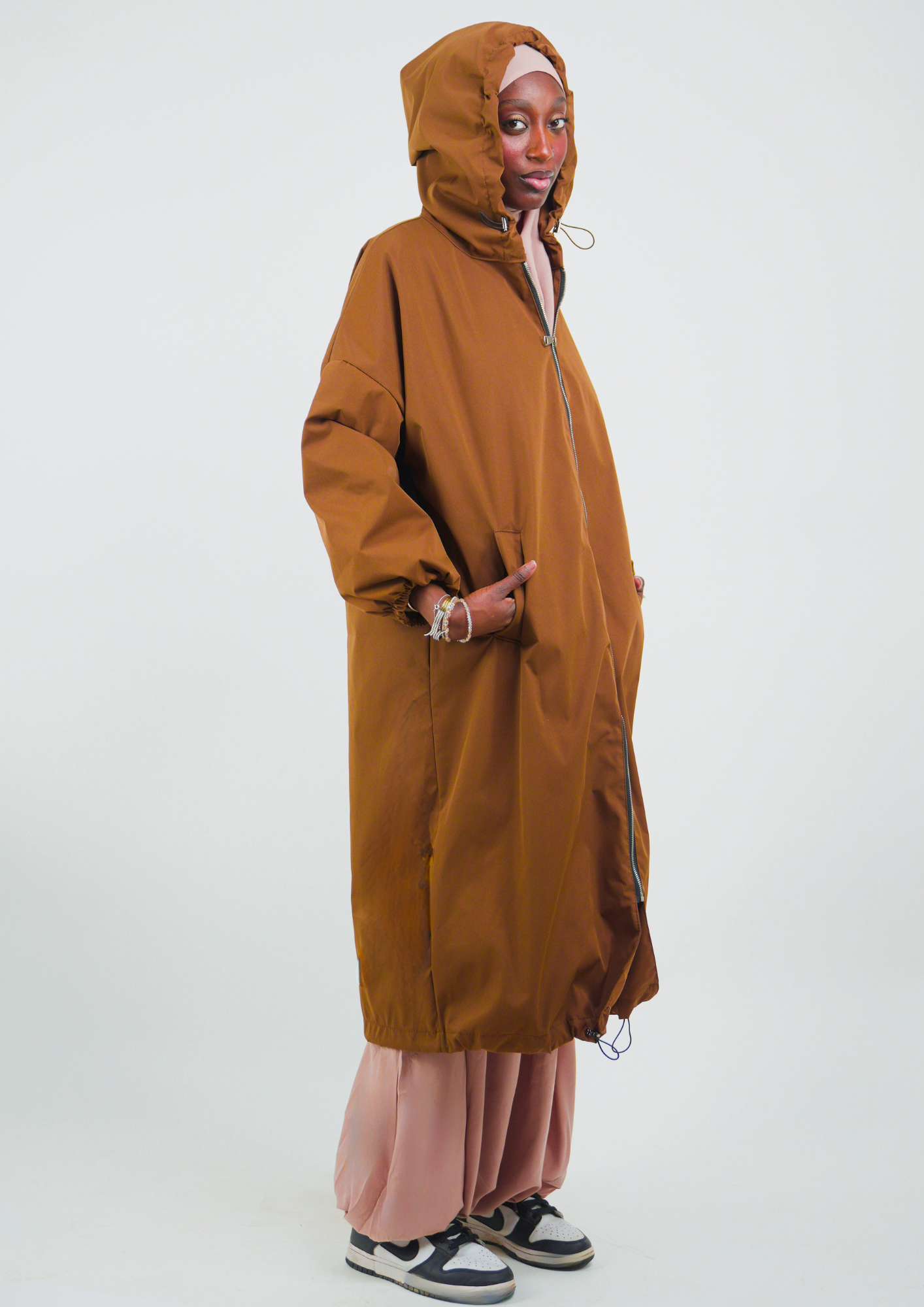Parka style imperméable long, oversize avec fermeture zip et capuche