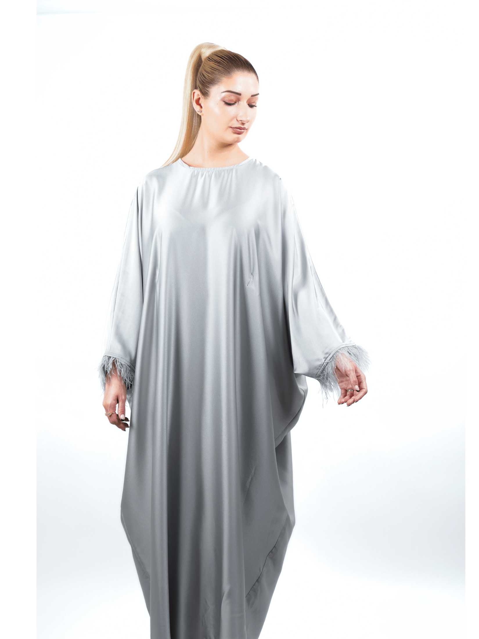 Robe élégance avec plume – habit moderne respectant les codes de la pudeur