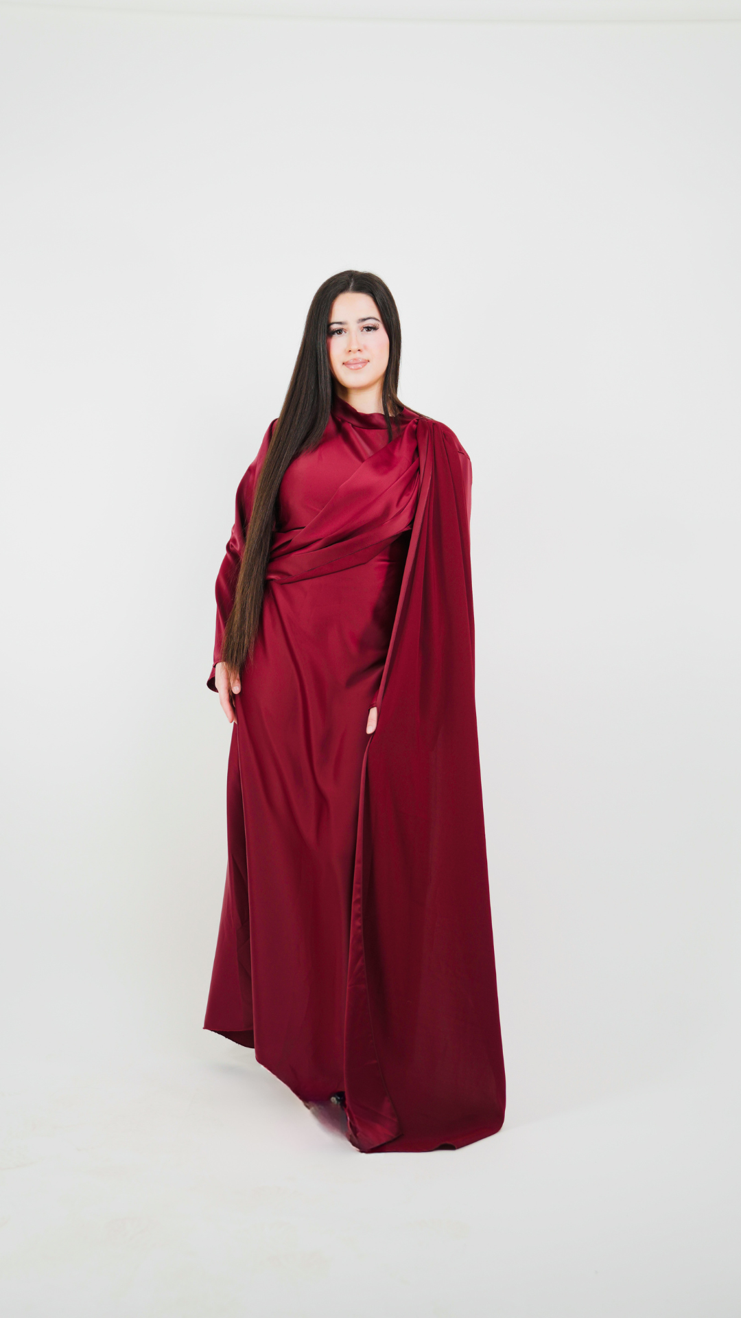 Robe longue satinée à empiècement drapé et tombant au niveau de l'épaule