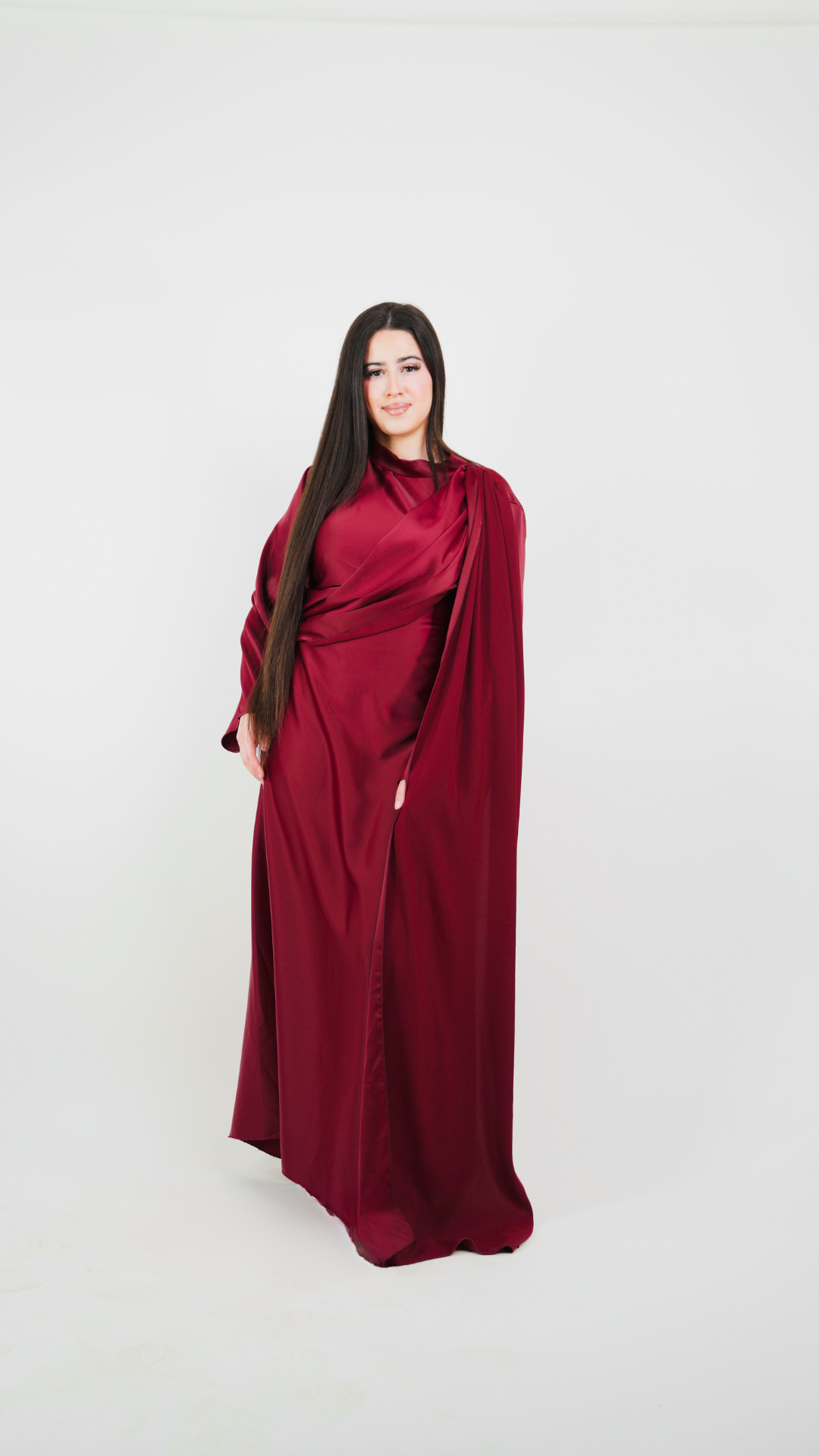 Robe longue satinée à empiècement drapé et tombant au niveau de l'épaule