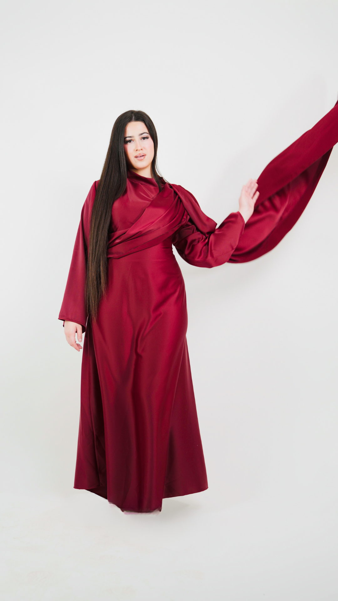 Robe longue satinée à empiècement drapé et tombant au niveau de l'épaule