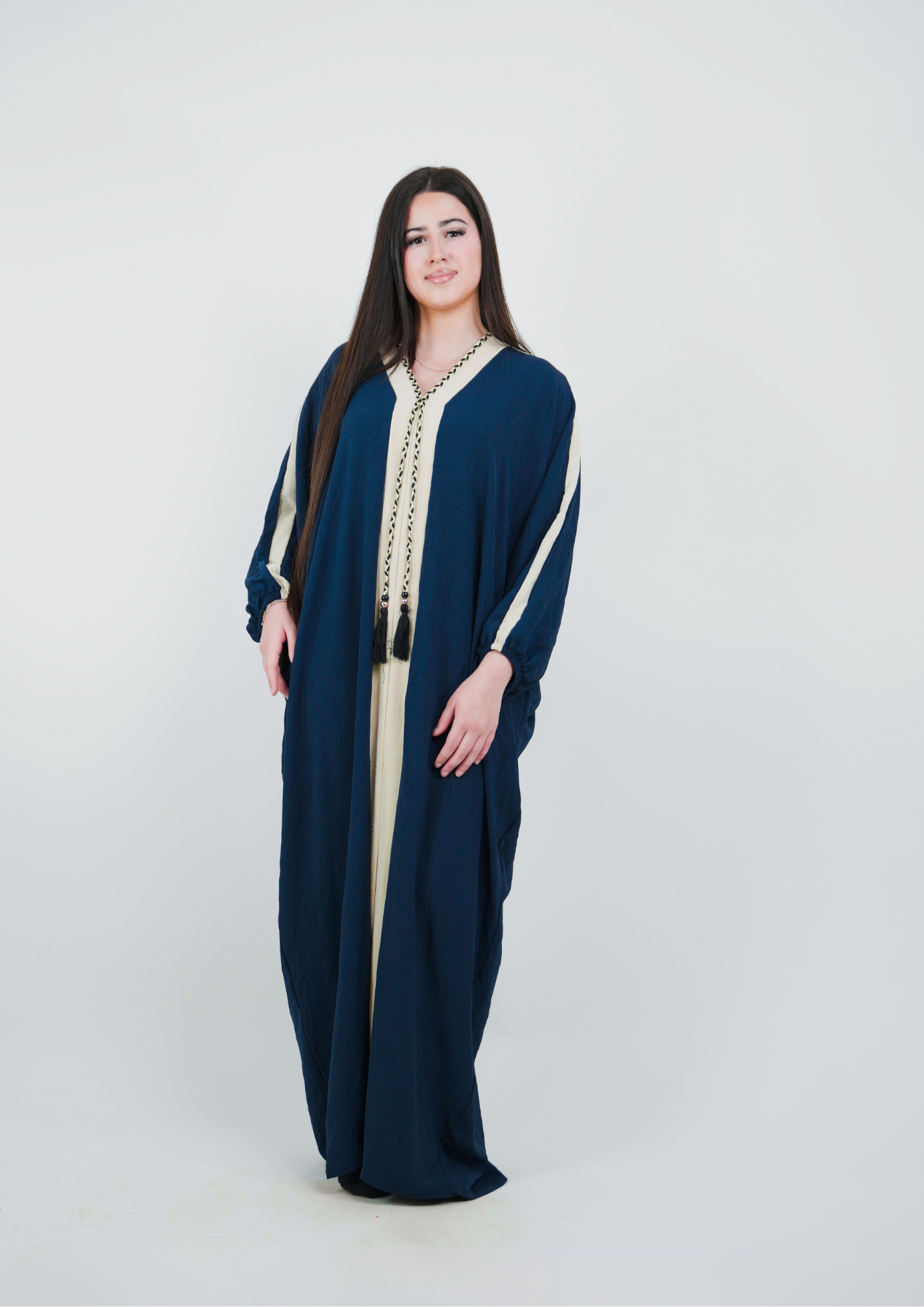 Robe longue ample et bicolore – vêtement traditionnel au style raffiné