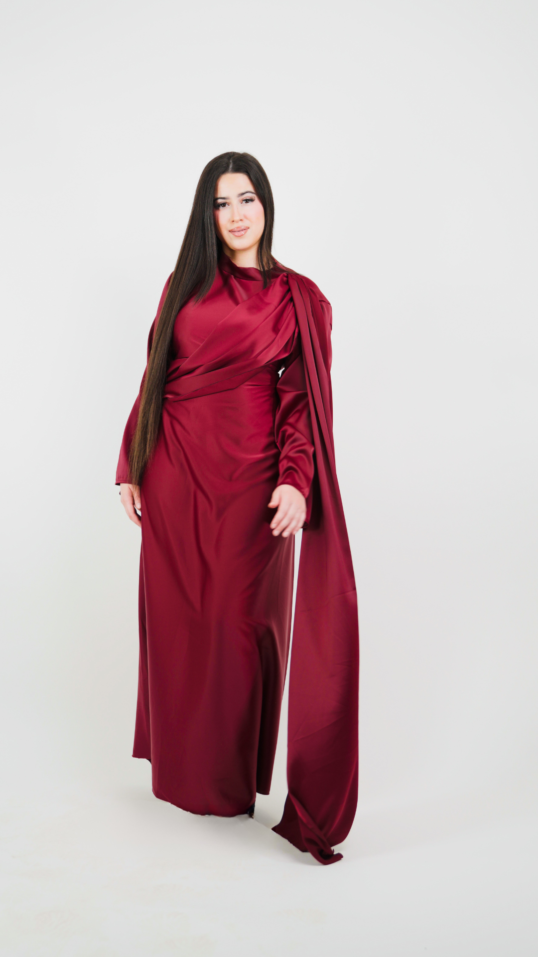 Robe longue satinée à empiècement drapé et tombant au niveau de l'épaule