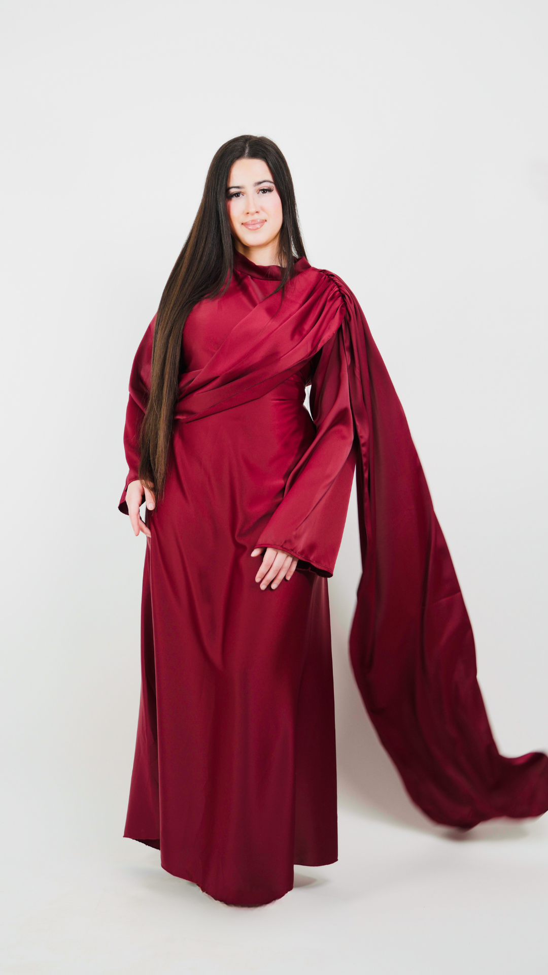 Robe longue satinée à empiècement drapé et tombant au niveau de l'épaule – vêtement traditionnel au style raffiné