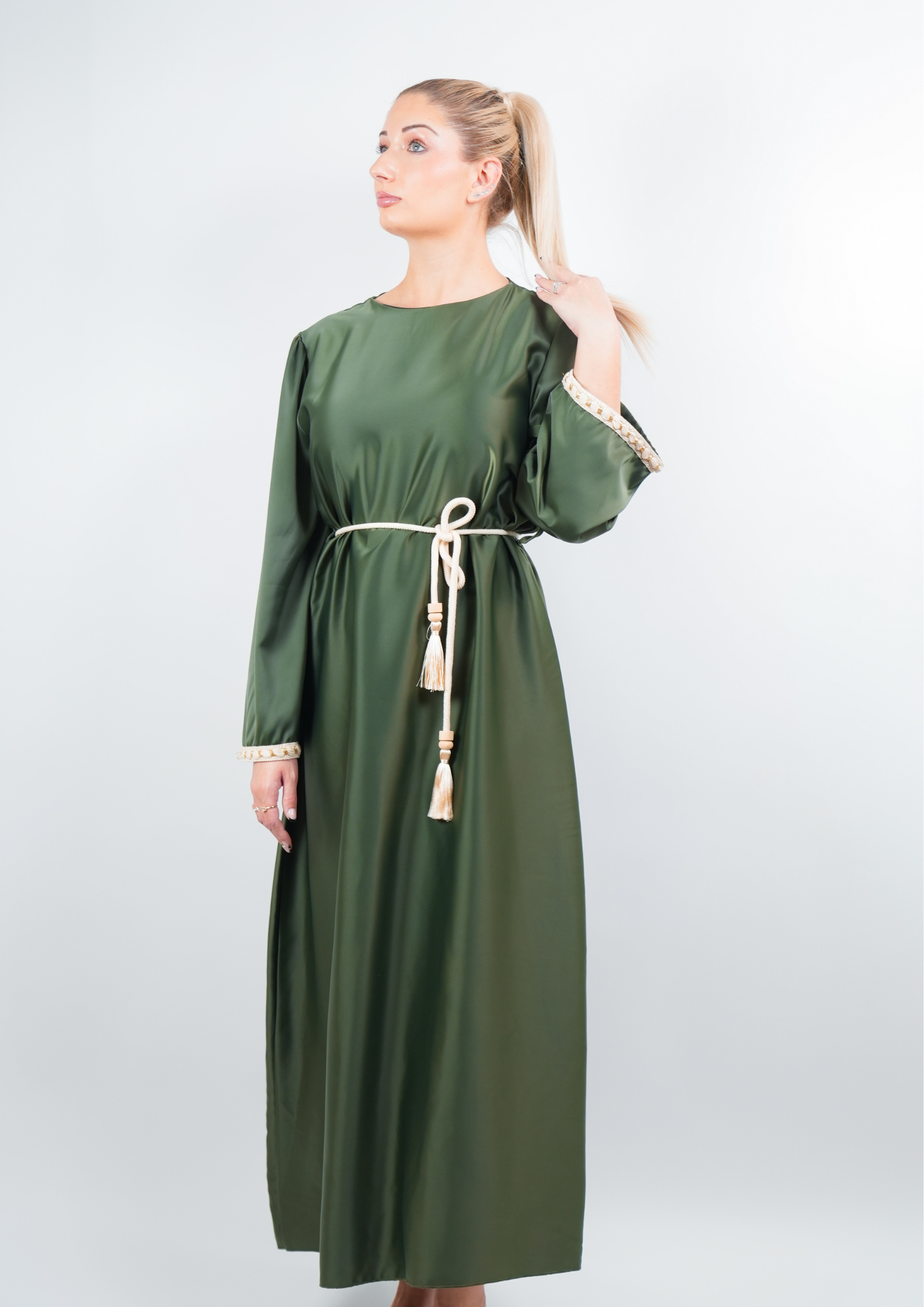 Abaya satinée style caftan avec ceinture