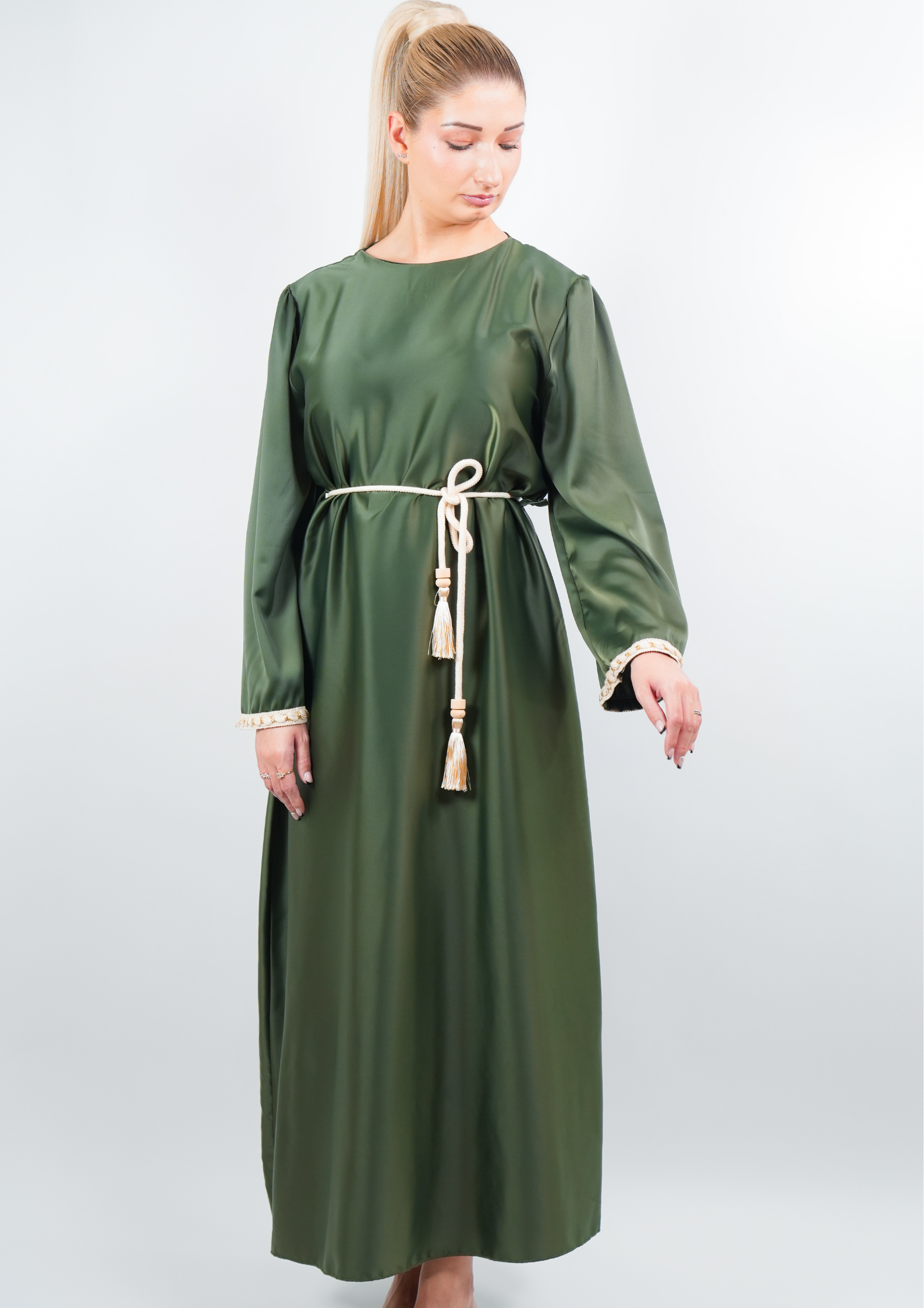 Abaya satinée style caftan avec ceinture