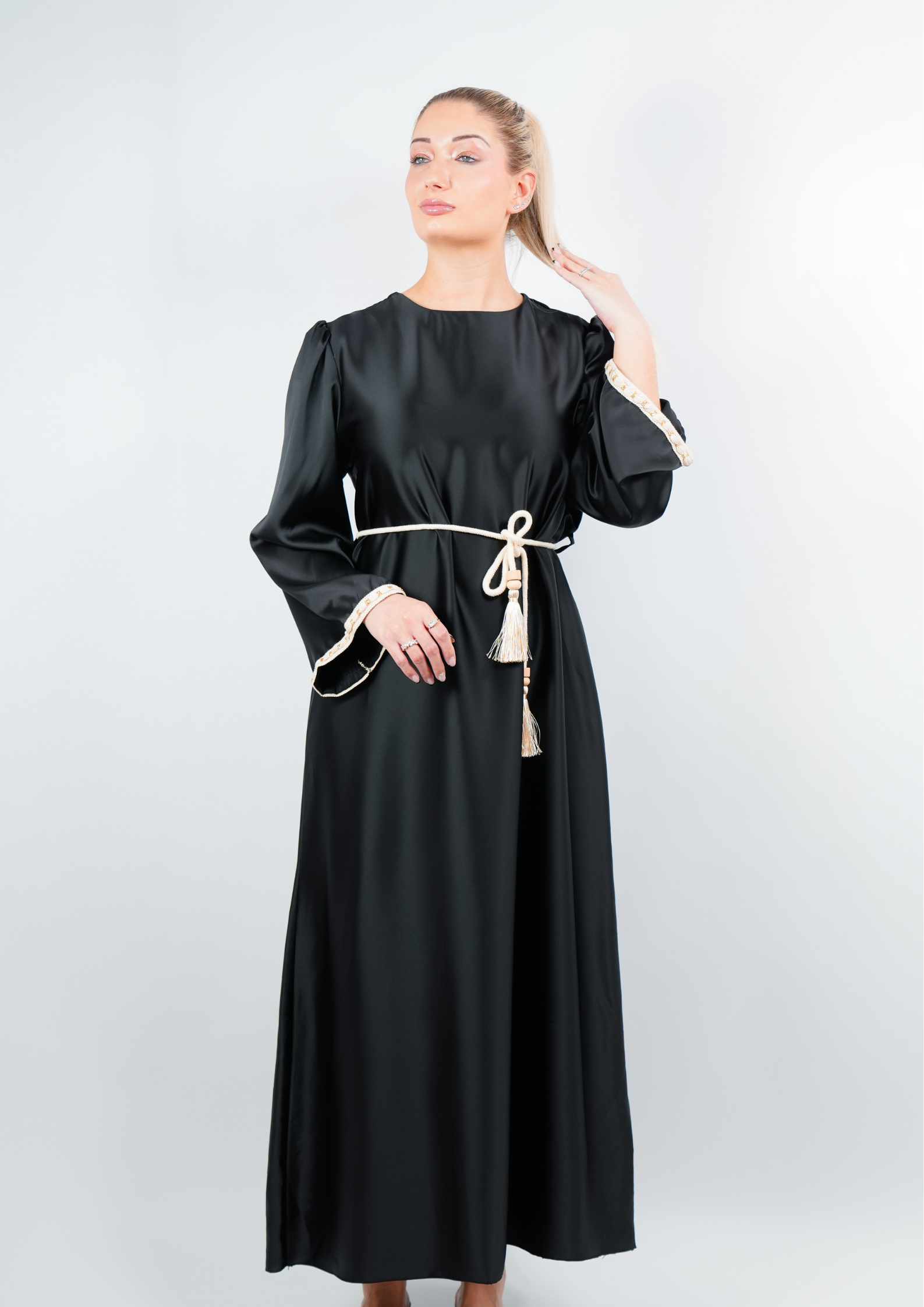 Abaya satinée style caftan avec ceinture – habit moderne respectant les codes de la pudeur