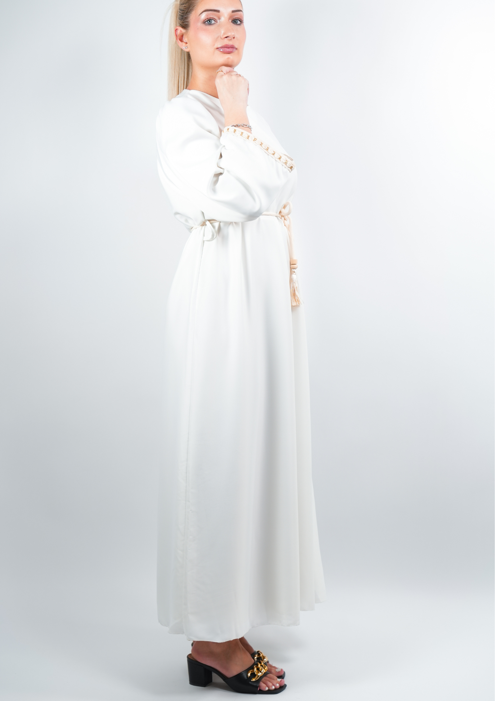 Abaya satinée style caftan avec ceinture