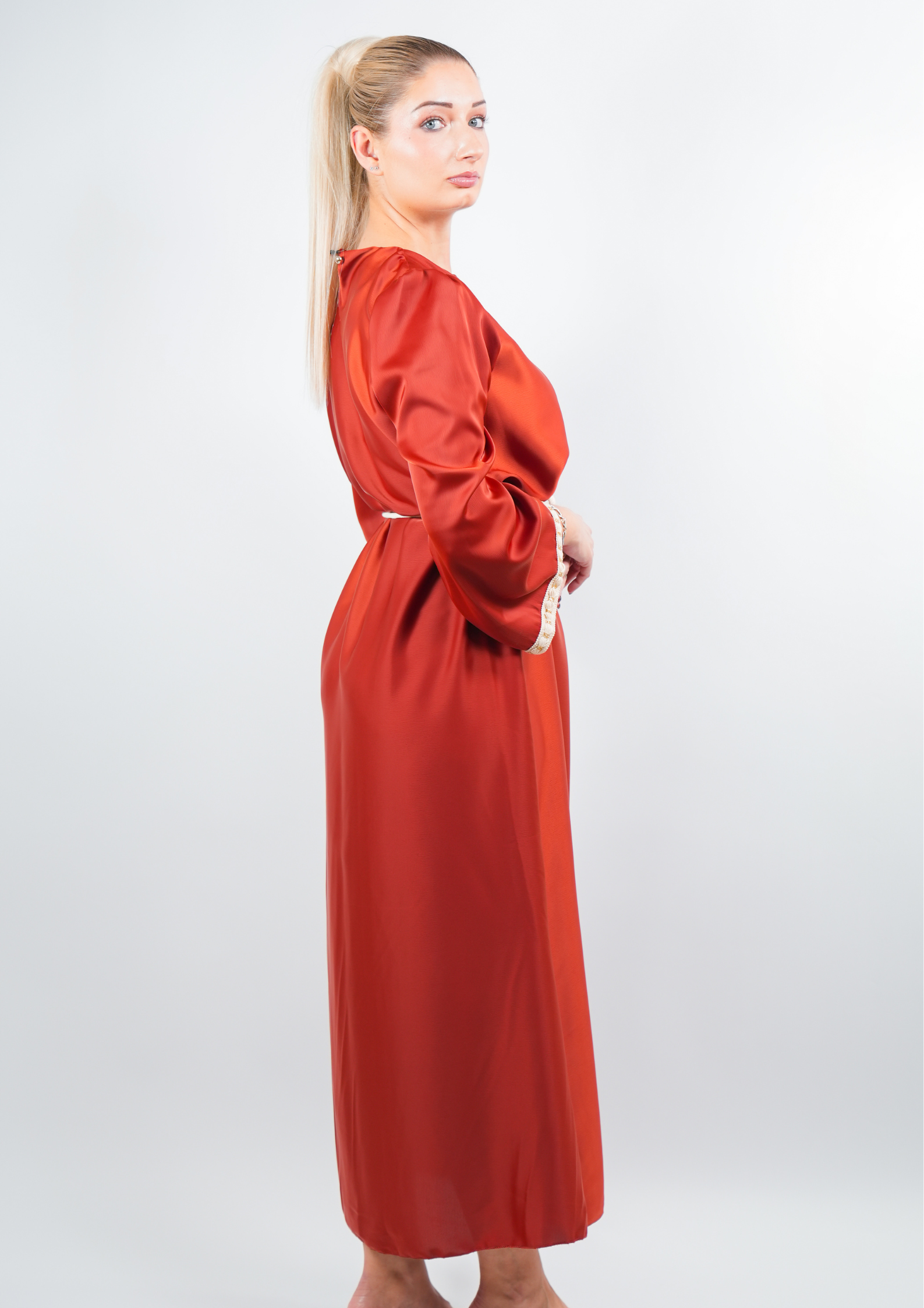 Abaya satinée style caftan avec ceinture