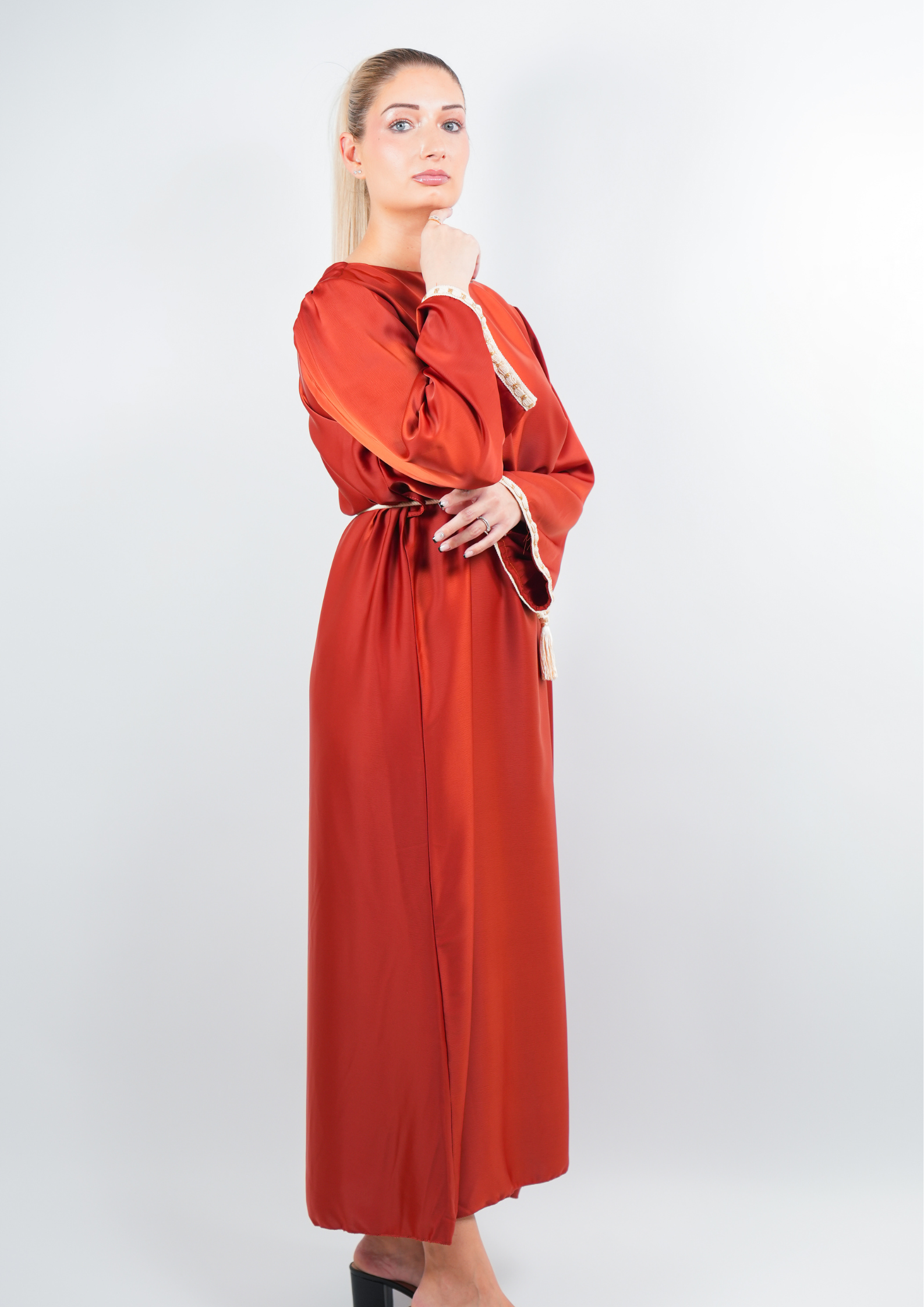 Abaya satinée style caftan avec ceinture