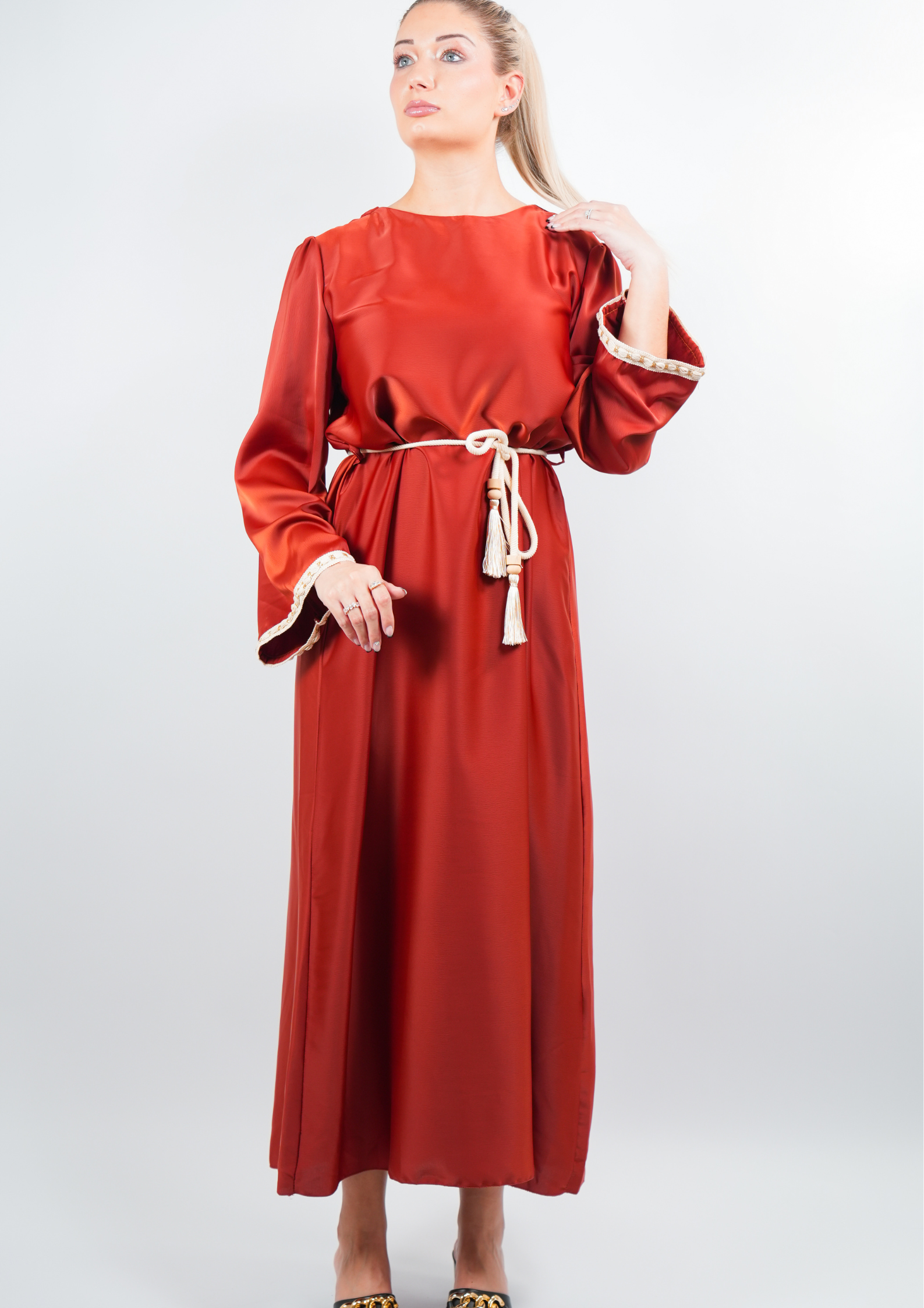 Abaya satinée style caftan avec ceinture