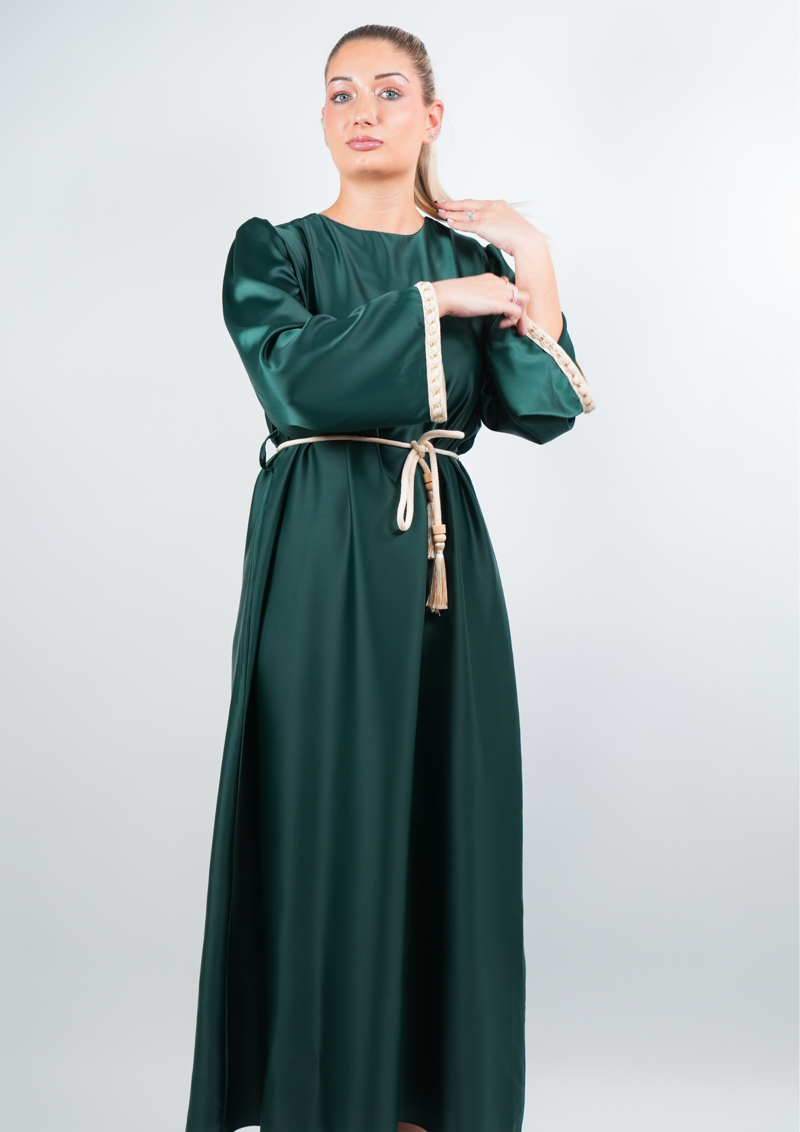 Abaya satinée style caftan avec ceinture