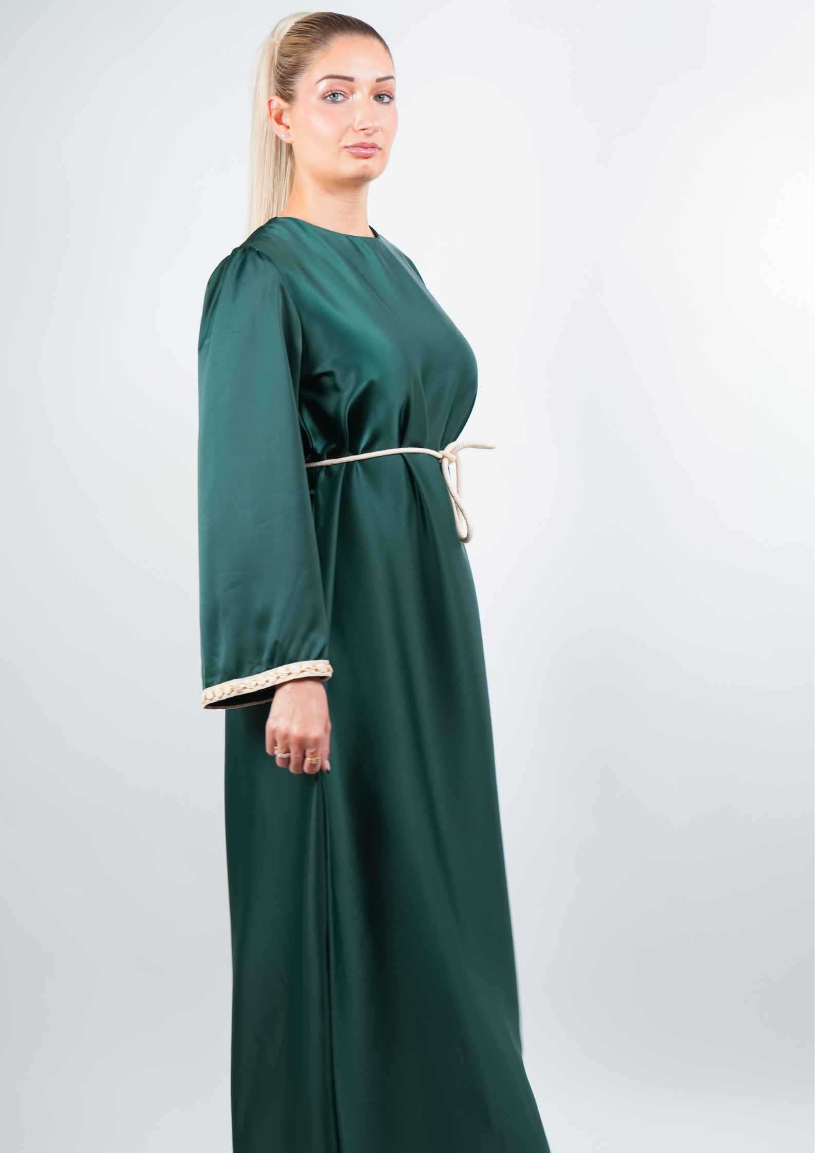 Abaya satinée style caftan avec ceinture