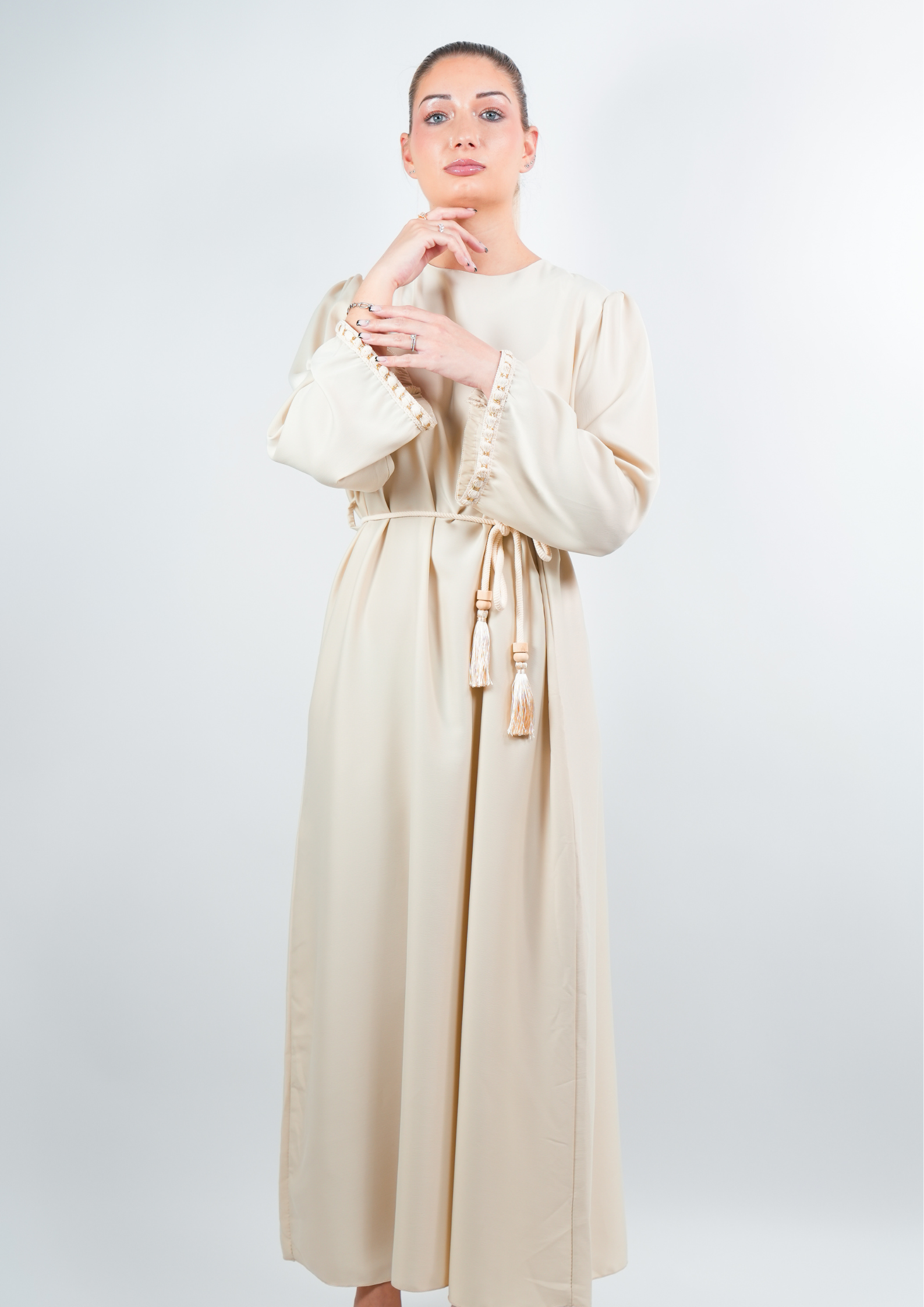 Abaya satinée style caftan avec ceinture