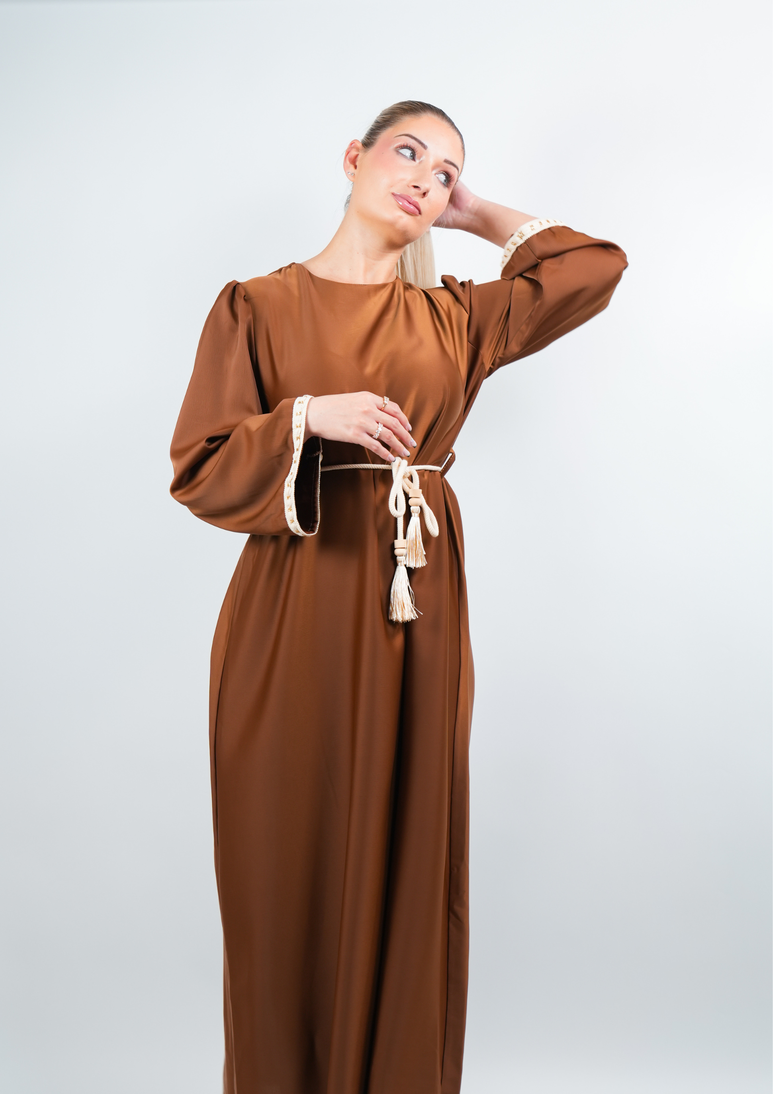 Abaya satinée style caftan avec ceinture