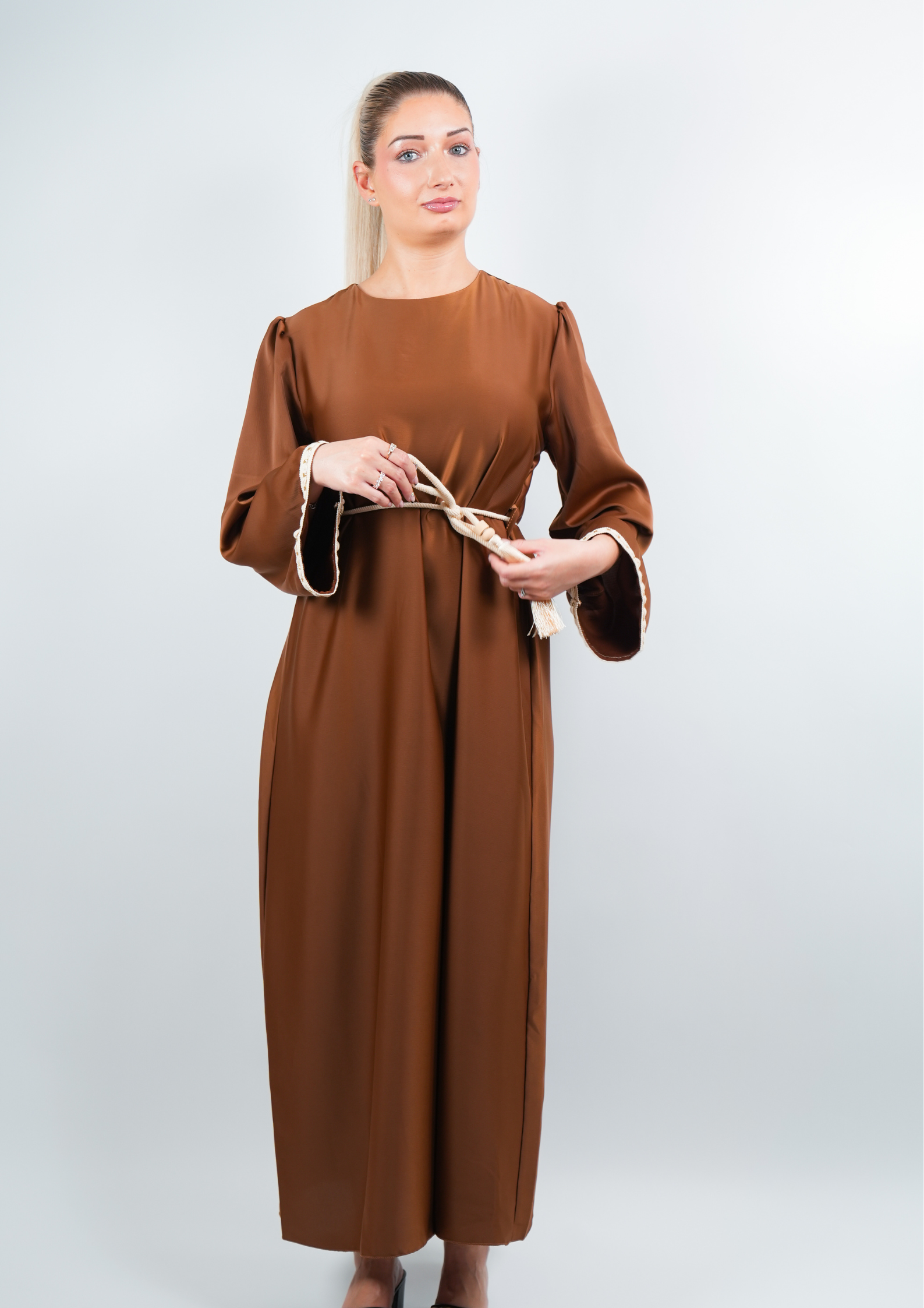 Abaya satinée style caftan avec ceinture