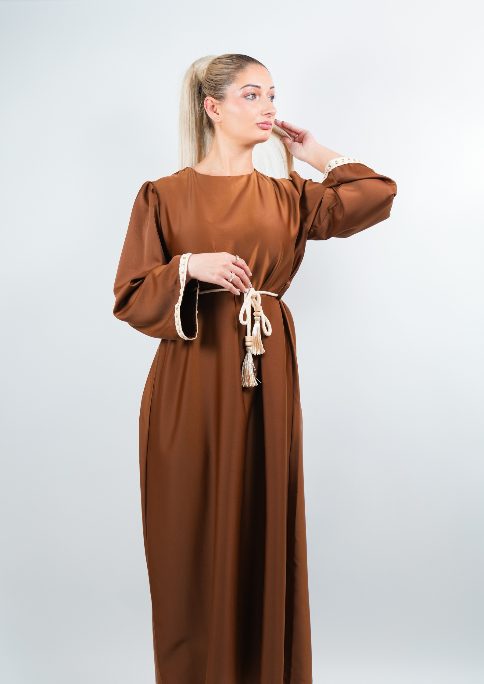 Abaya satinée style caftan avec ceinture