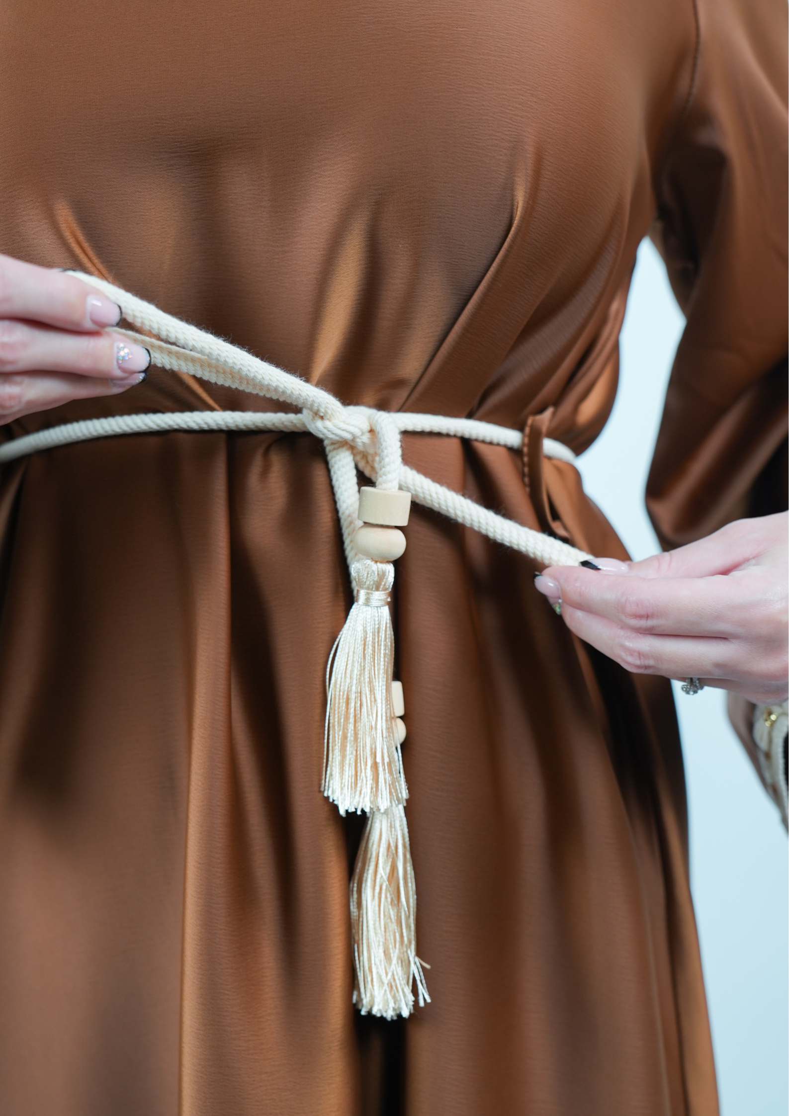 Abaya satinée style caftan avec ceinture