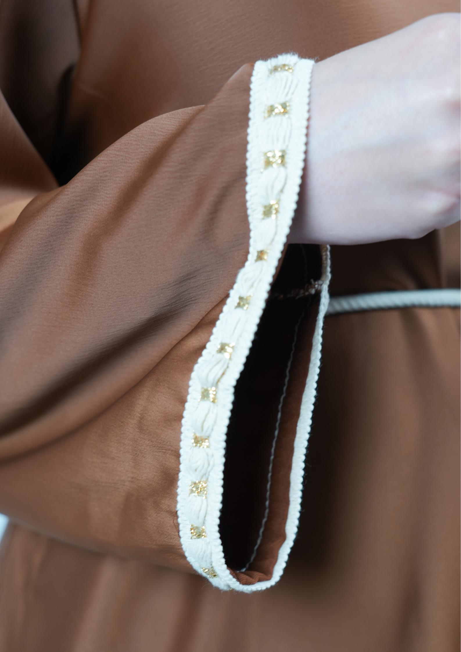 Abaya satinée style caftan avec ceinture