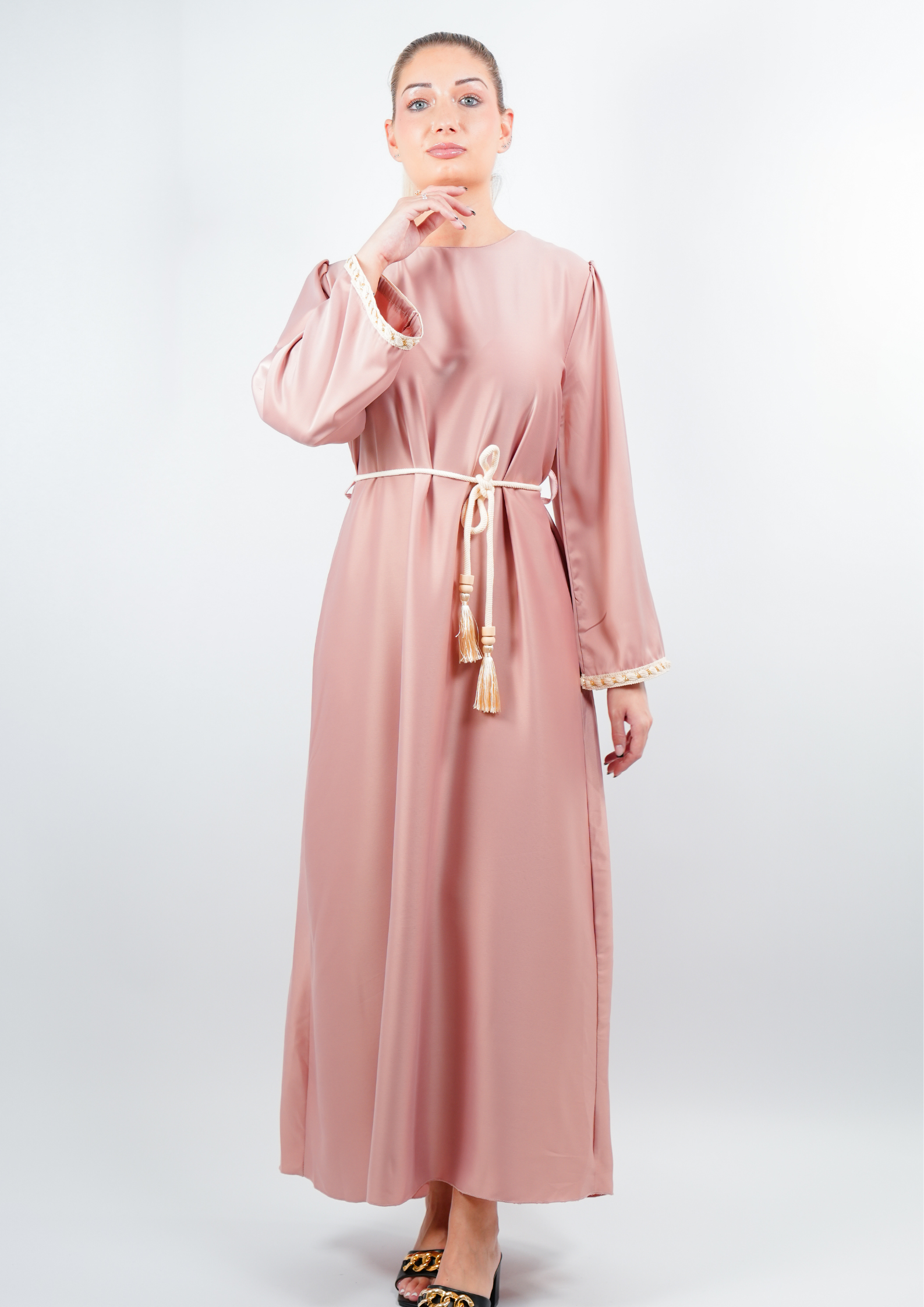 Abaya satinée style caftan avec ceinture