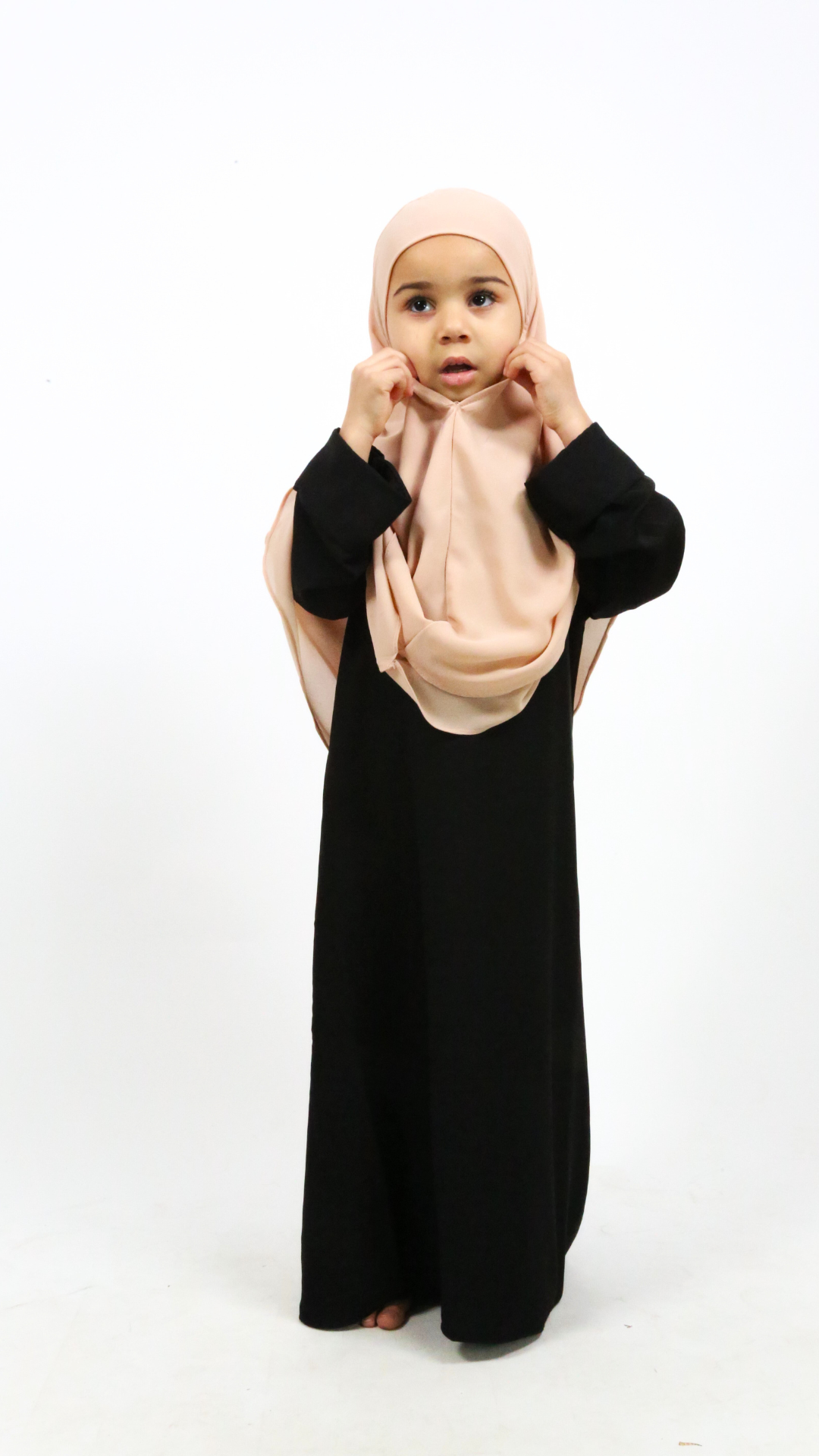 Abaya enfant simple – confection soignée pour un rendu élégant