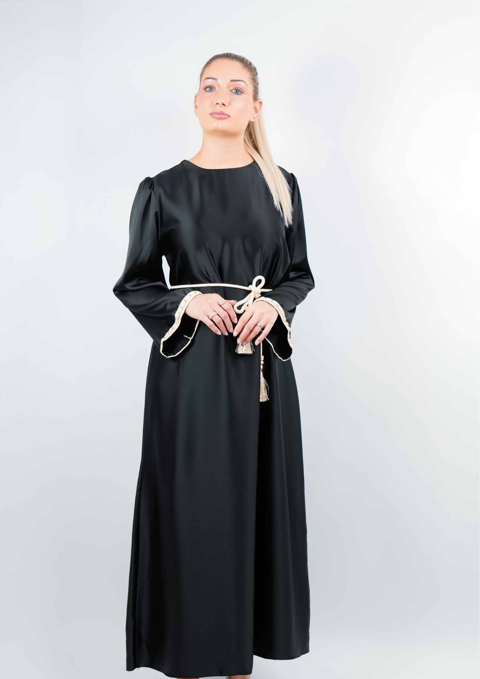 Abaya satinée style caftan avec ceinture