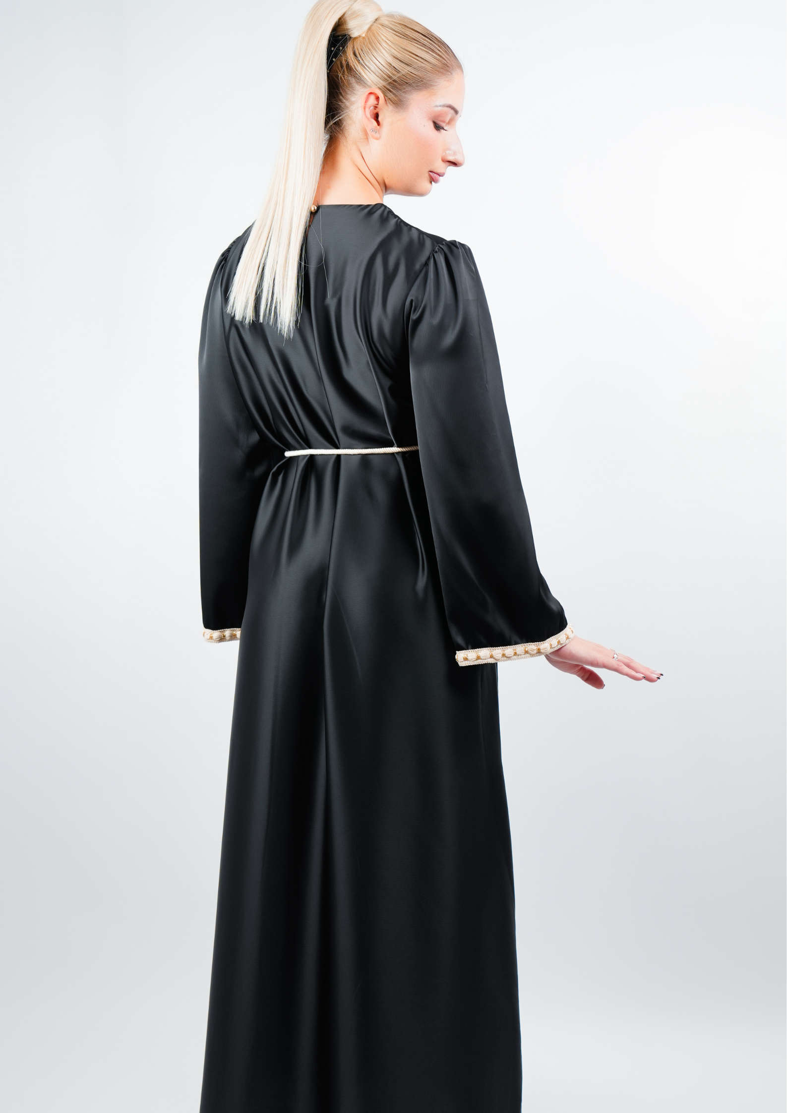 Abaya satinée style caftan avec ceinture