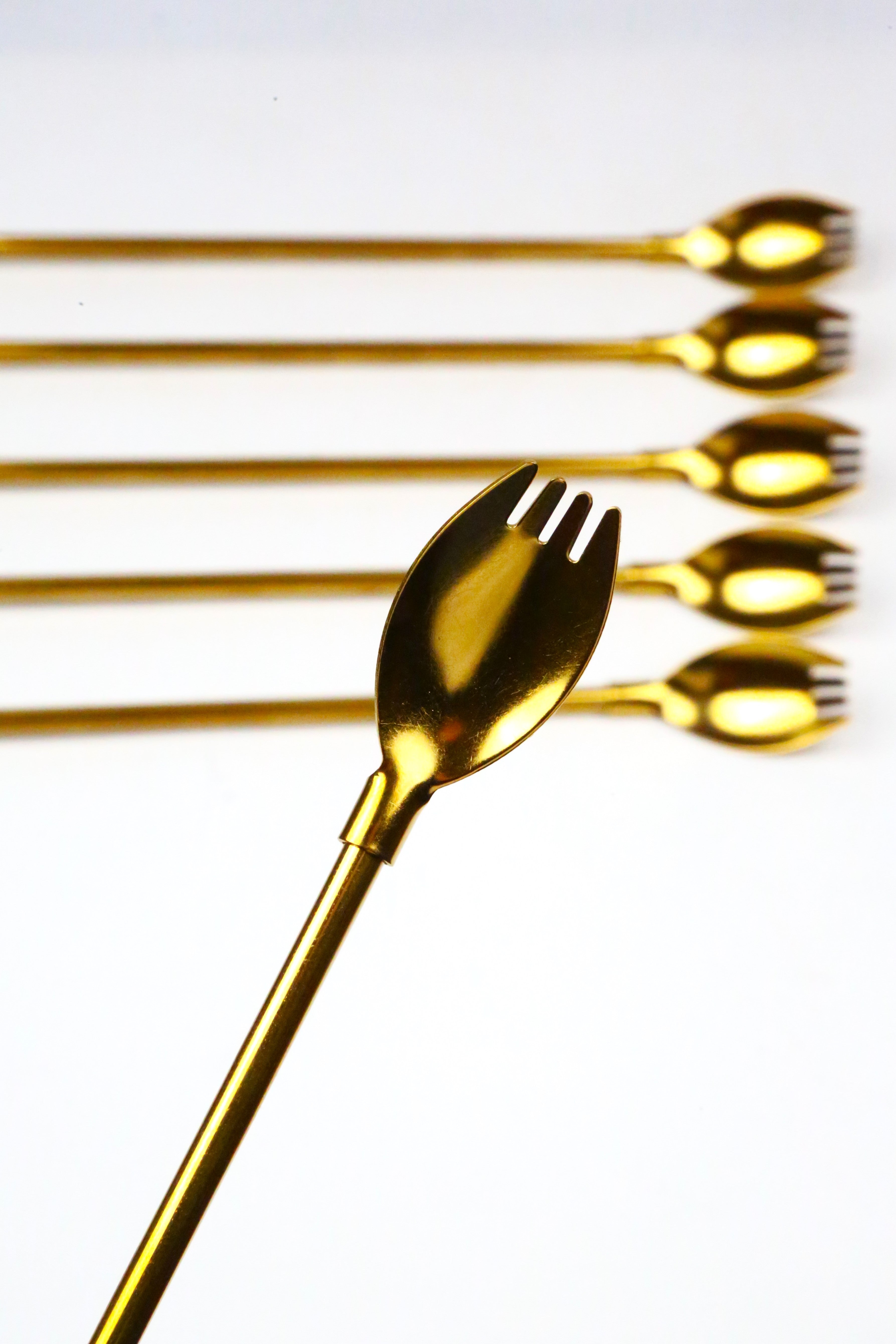 Lot de 6 couverts dorés à paille en acier