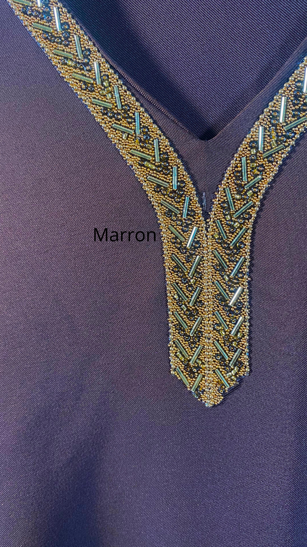 Robe longue col V et ceinture en perles