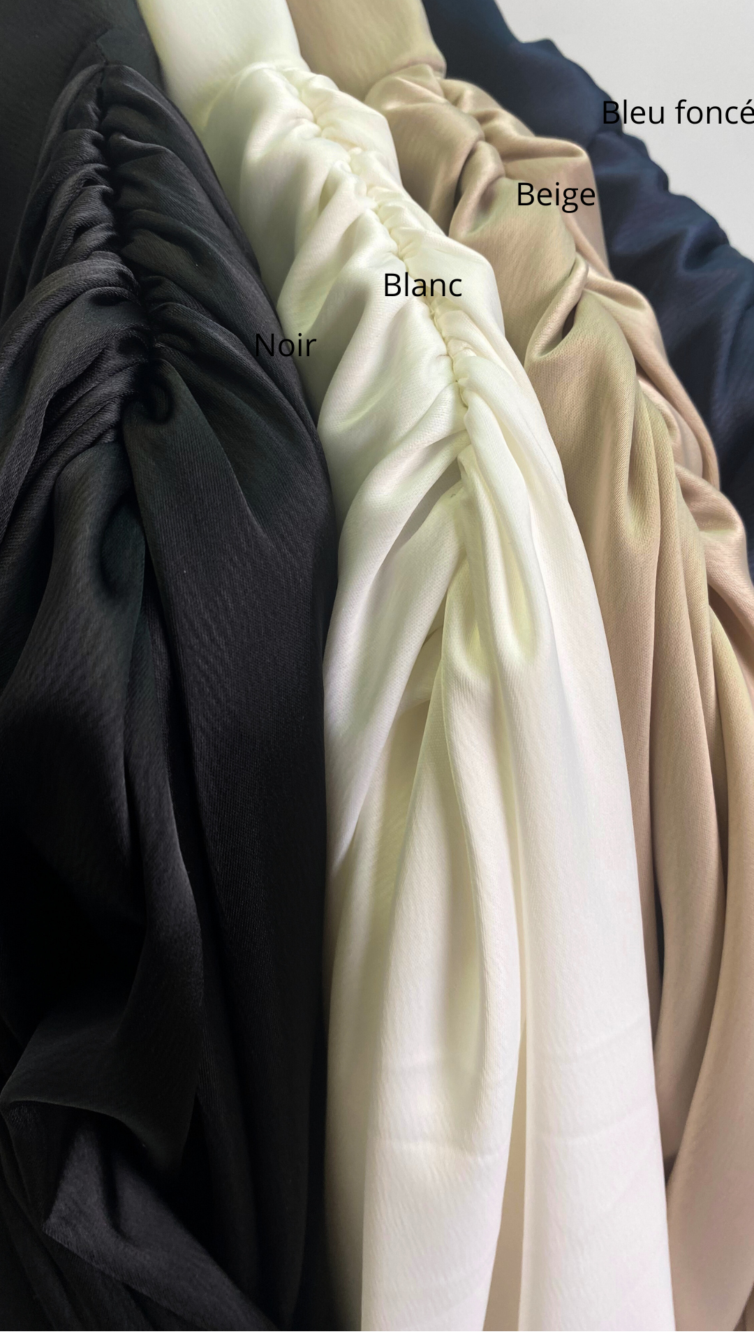 Robe longue satinée à empiècement drapé et tombant au niveau de l'épaule