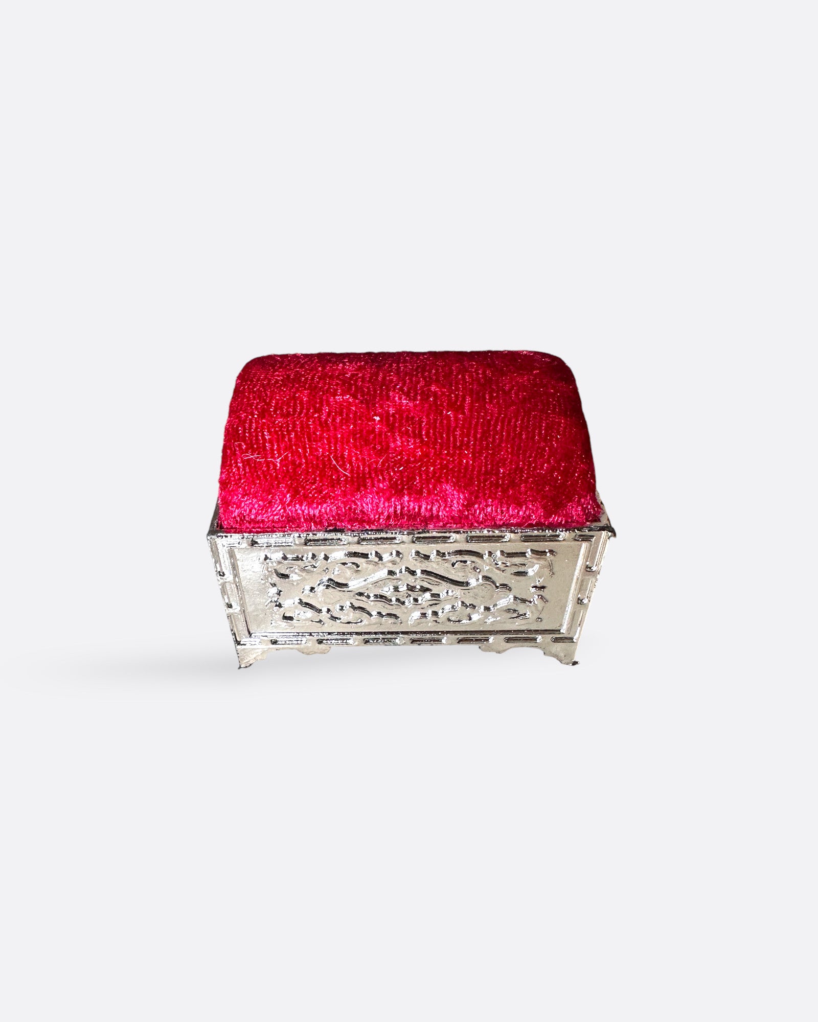 Boule à épingles sur socle décoratif