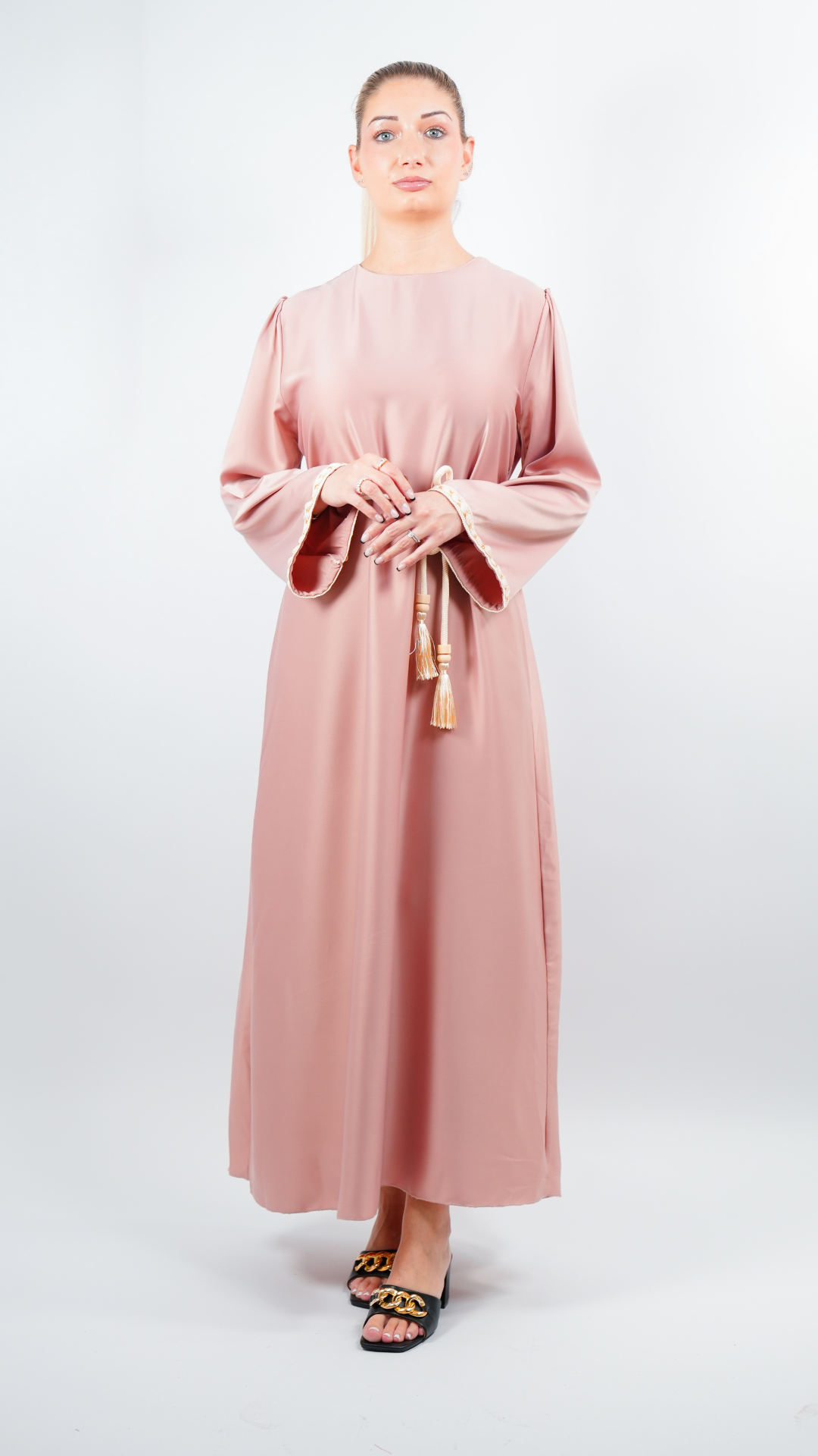 Abaya satinée style caftan avec ceinture