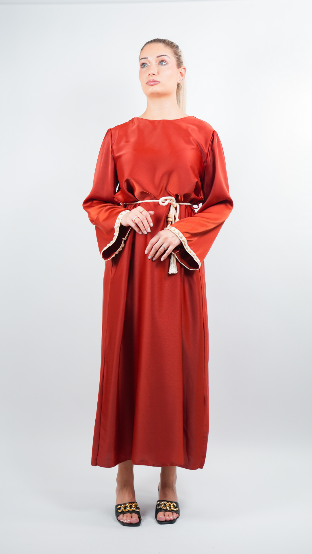 Abaya satinée style caftan avec ceinture